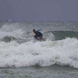 Surfers se montan en las olas de la tormenta Karen