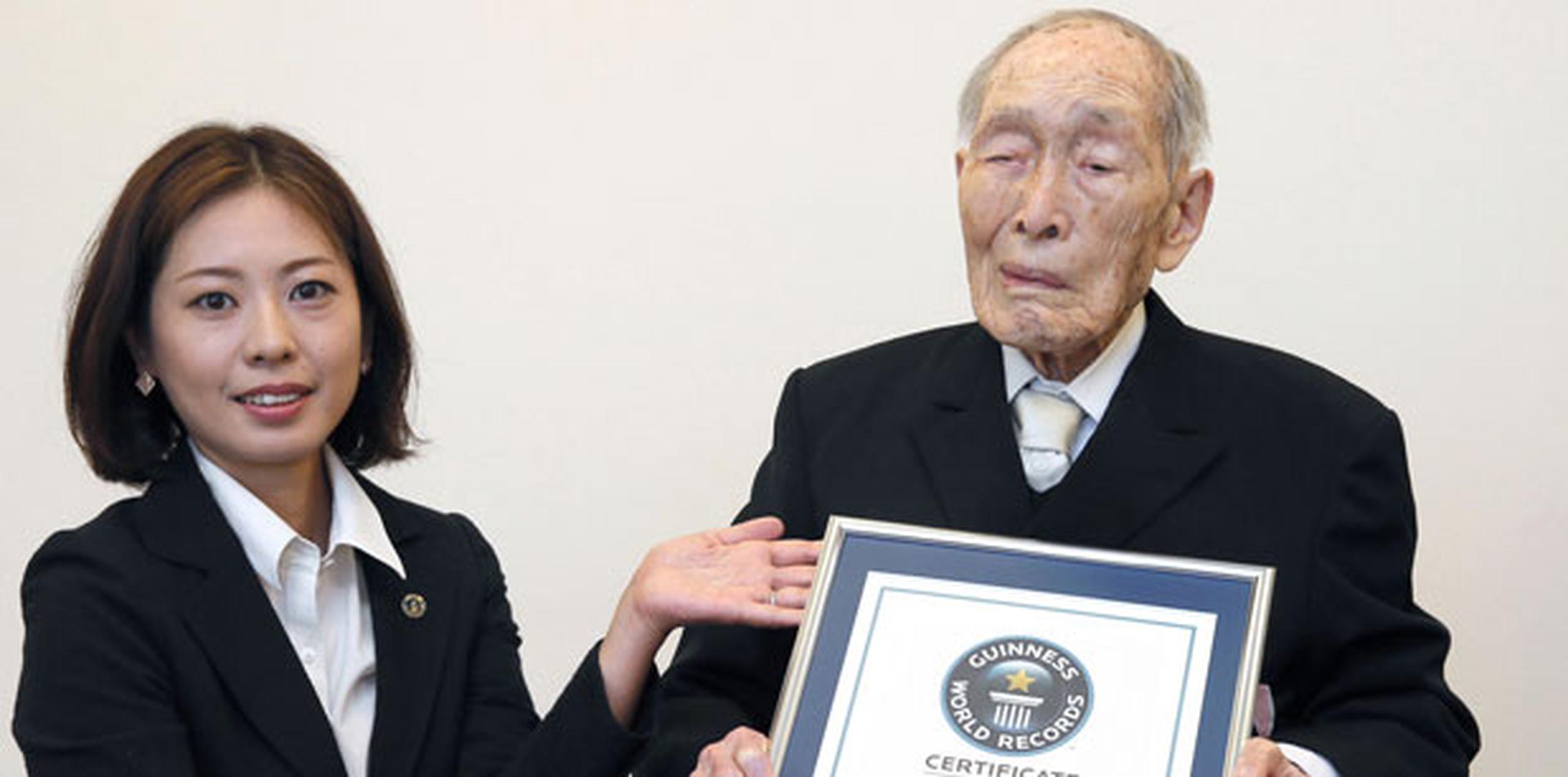 Sakari Momoi, un profesor jubilado, recibió el certificado mundial Guinness que lo acredita como el hombre vivo de mayor edad en el planeta.  (AP / Kyodo News)