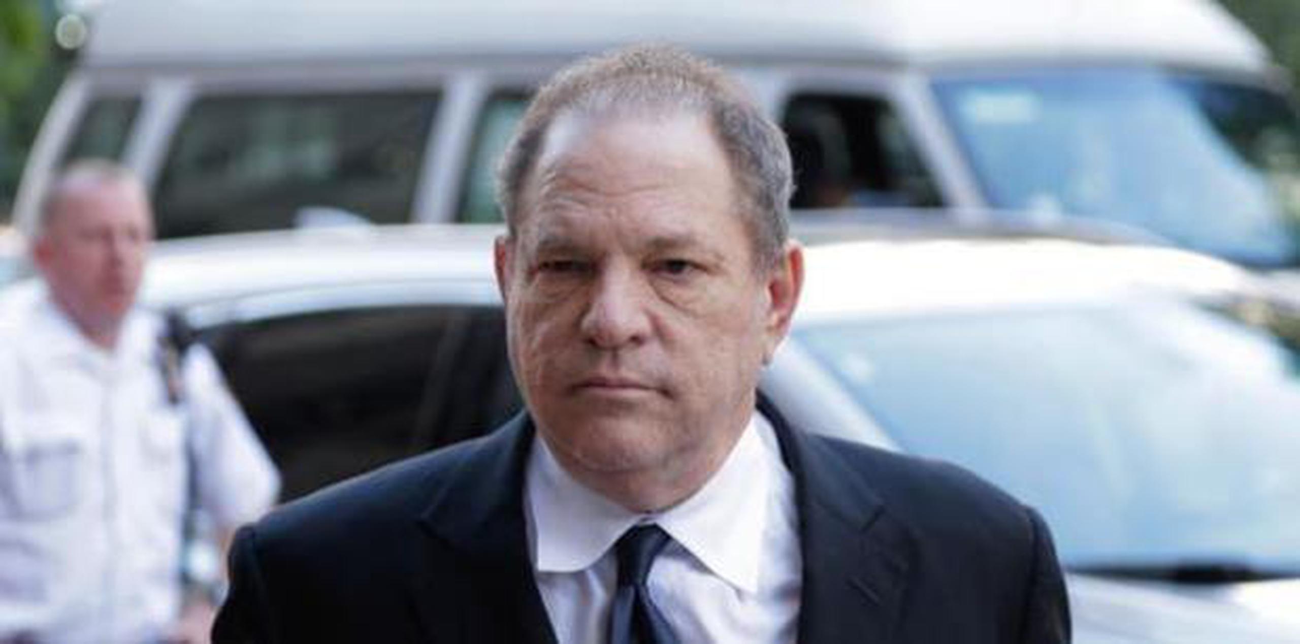 Weinstein, de 67 años, tiene previsto ir a juicio en enero bajo cargos de que violó a una mujer no identificada en un cuarto de hotel en Manhattan en 2013 y le dio sexo oral por la fuerza a otra en 2006. (Archivo)