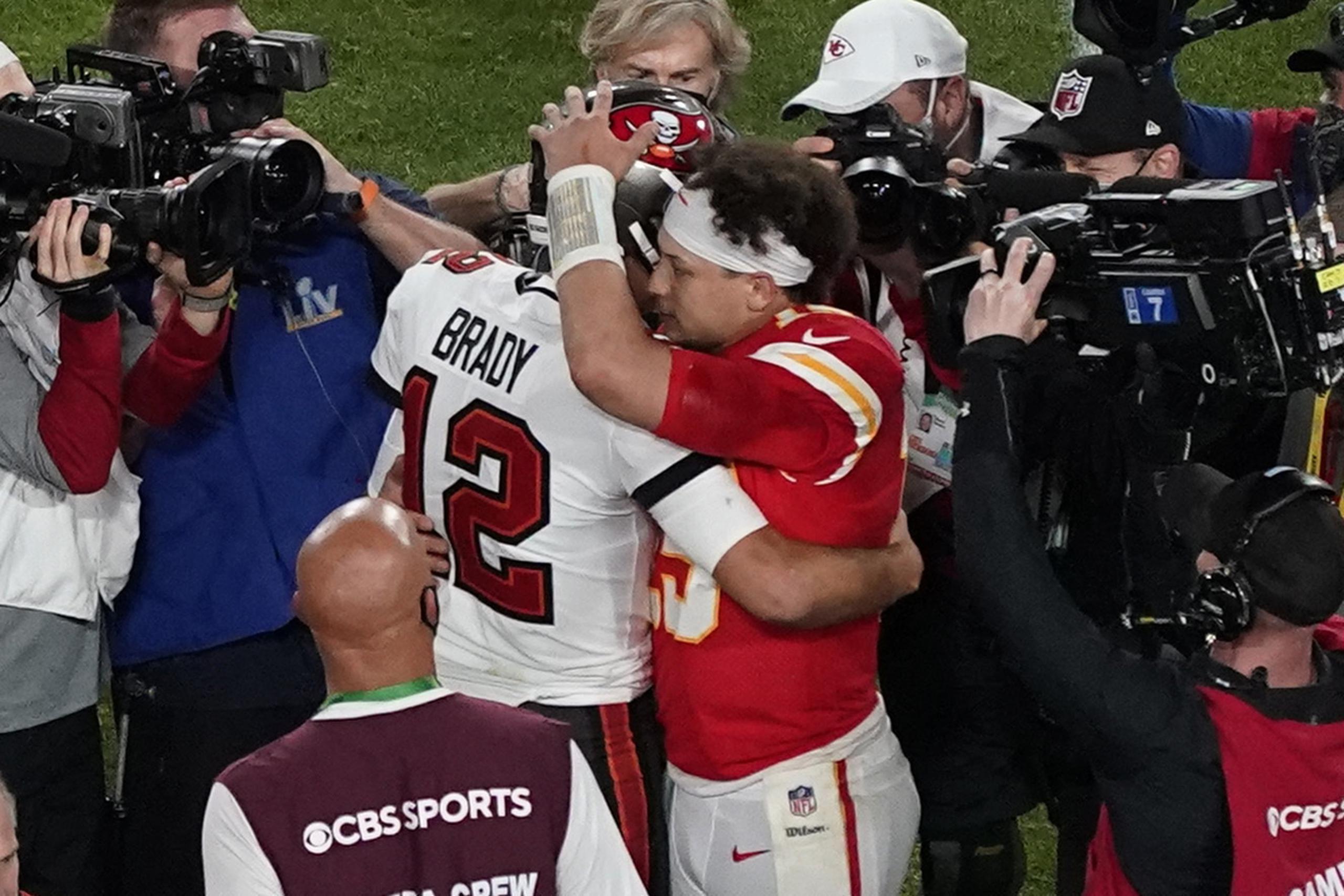 Tom Brady se abraza a su homólogo de los Chiefs de Kansas City, Patrick Mahomes, a la conclusión del partido.