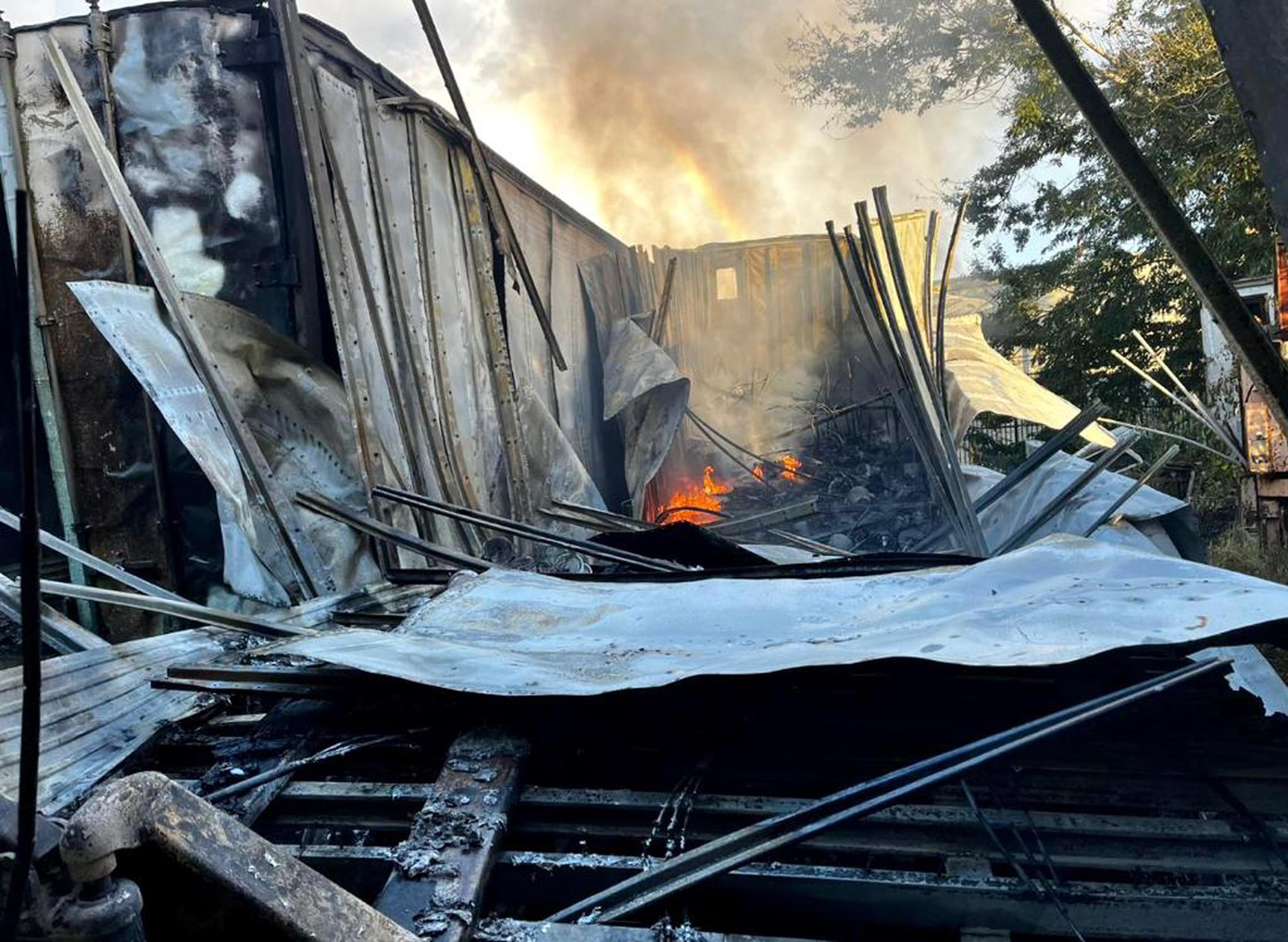 Un incendio consumió dos vagones que se utilizaban como almacén de artículos de decoraciones para el hogar, en la calle I final de las parcelas Luis Rodríguez Olmos, en Arecibo.