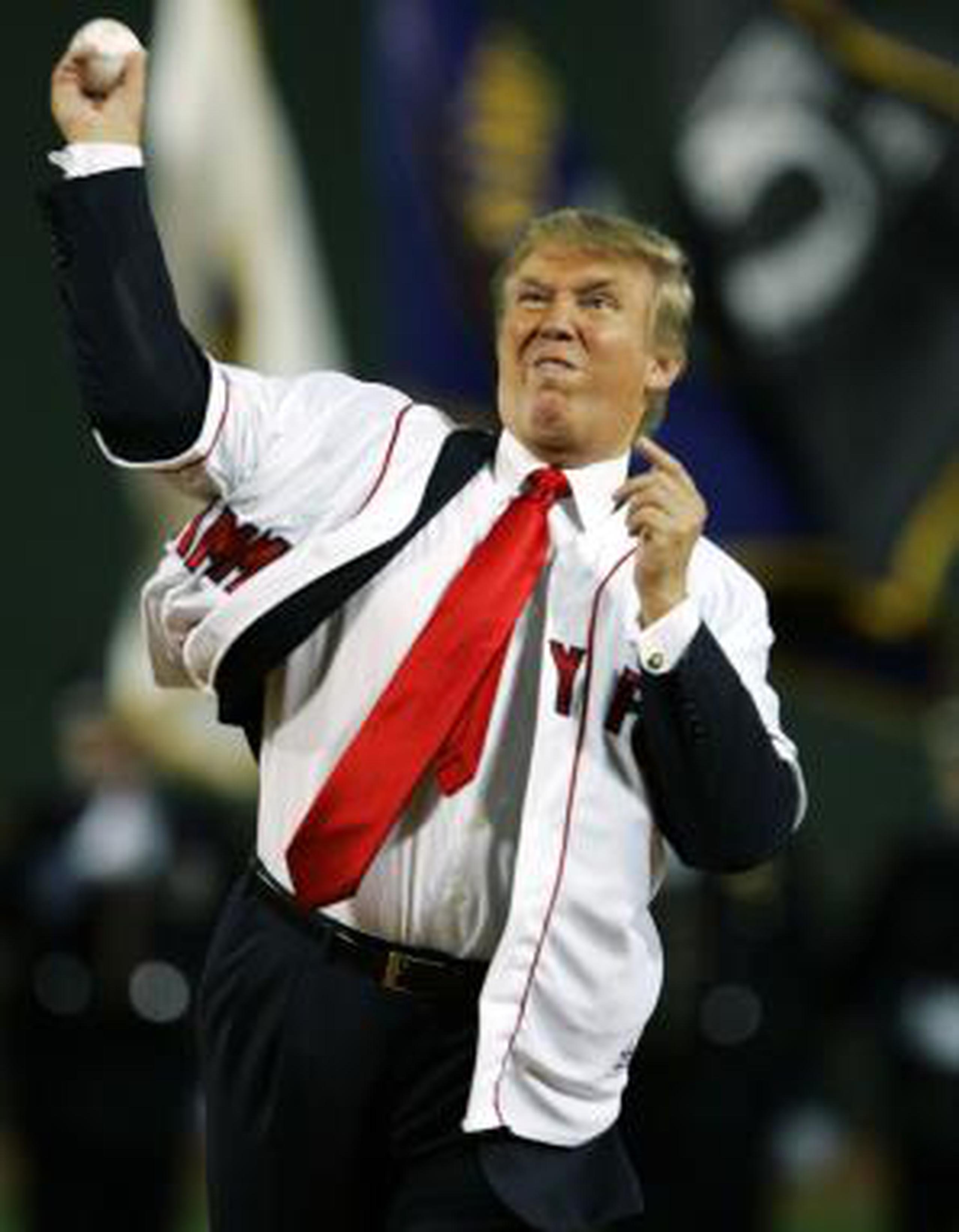Donald Trump sería el primer presidente en funciones en acudir a un juego de Serie Mundial desde que George W. Bush realizó el primer lanzamiento ceremonial en Yankee Stadium antes del tercer juego de 2001. (AP)
