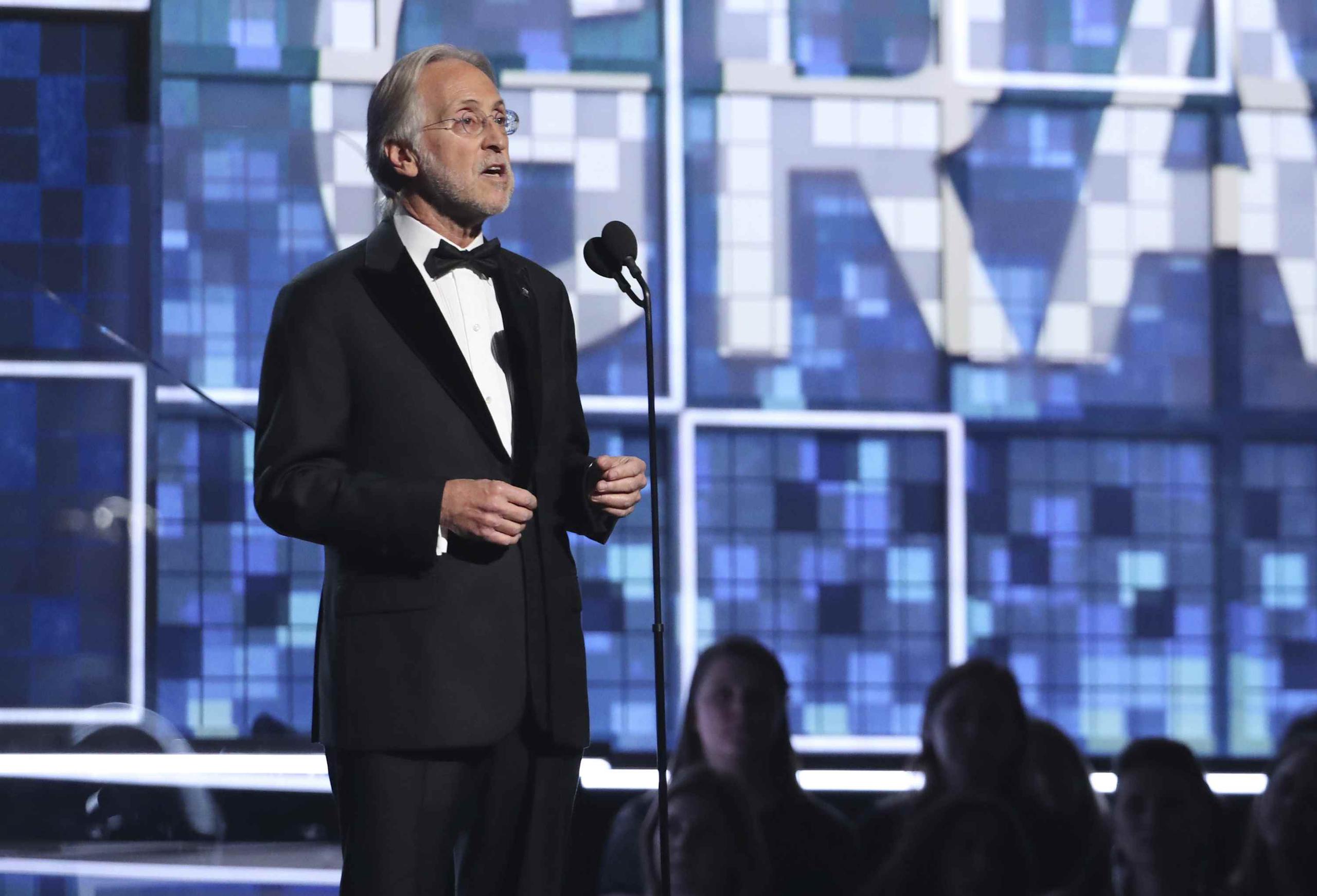 El presidente y director ejecutivo de la Academia de la Grabación, Neil Portnow, presentó el segmento In Memoriam durante la entrega anual de los premios Grammy.