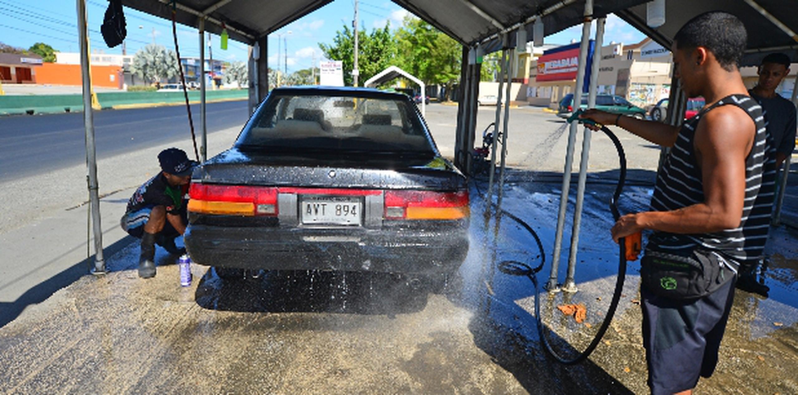 En el Ricky Car Wash de Vega Baja no confrontaron problemas con el servicio de agua, por lo que pudieron seguir  con sus labores con normalidad. (luis.alcaladelolmo@gfrmedia.com)