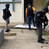 Narcos vuelven a colocar portón de metal en residencial Arístides Chavier en Ponce 