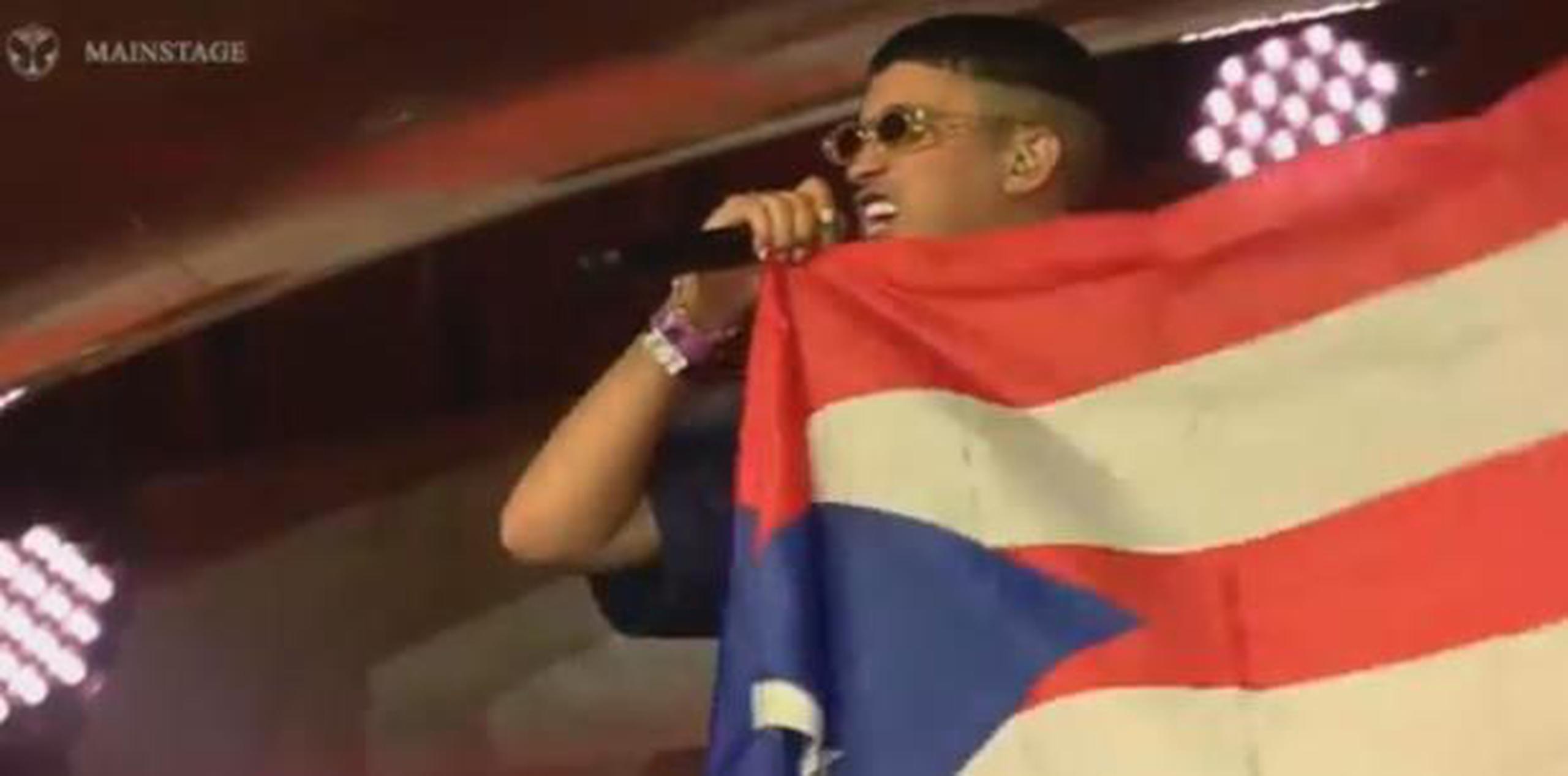 El artista boricua lució durante los casi cinco minutos que duró su presentación la bandera de Puerto Rico. (Captura)