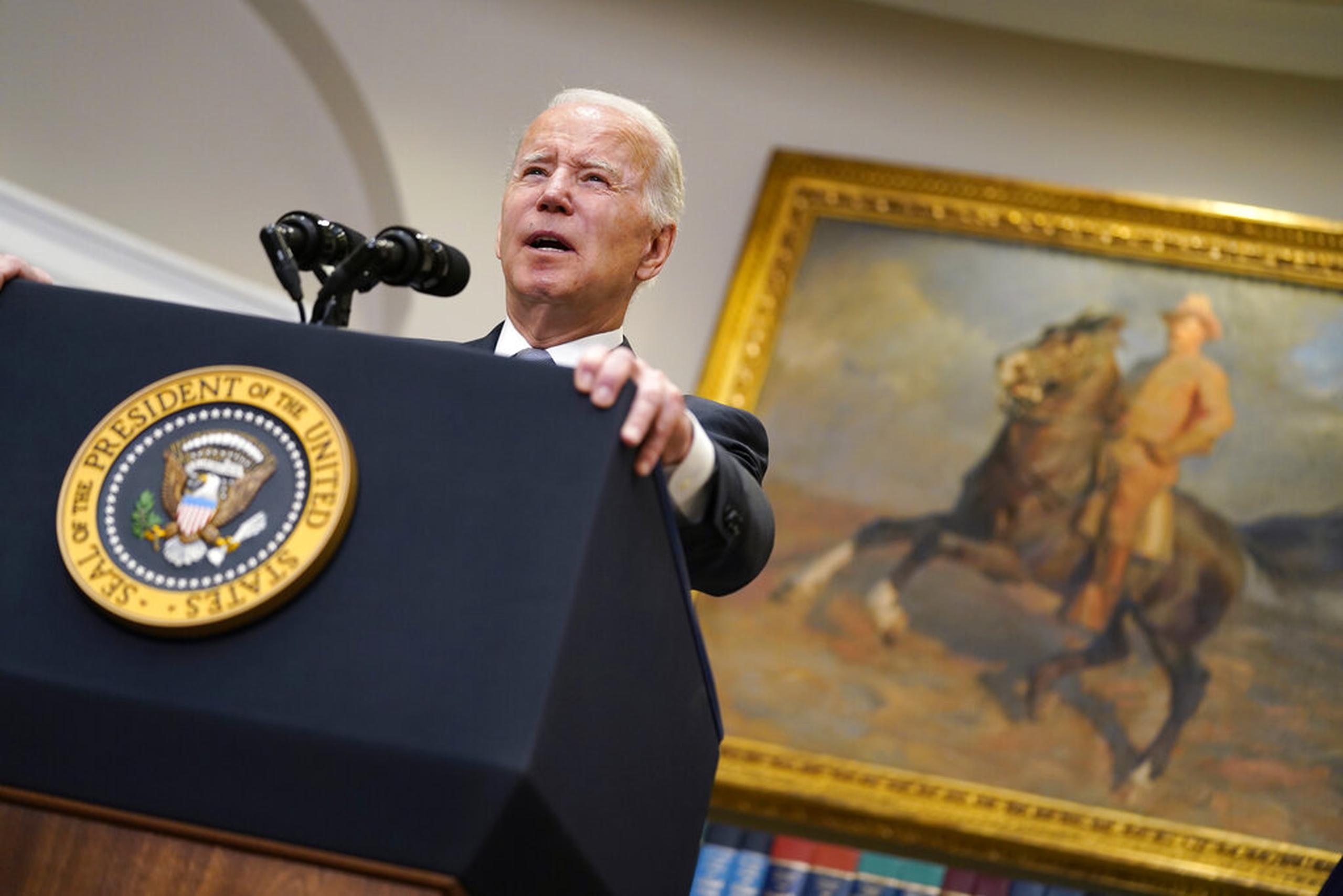 El presidente Joe Biden se expresa sobre la invasión rusa en Ucrania, en la Sala Roosevelt de la Casa Blanca, el 21 de abril de 2022.
