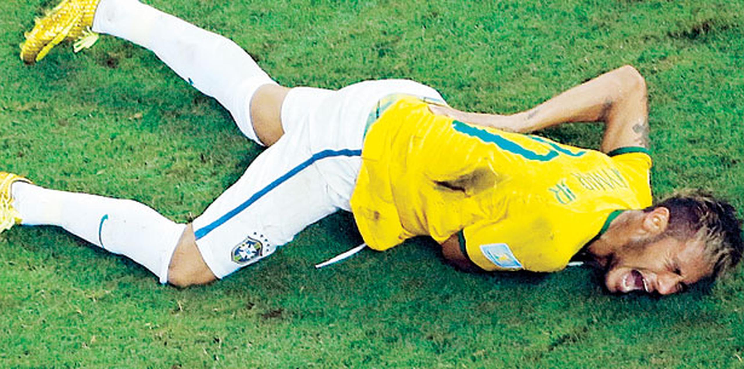 Neymar actualmente se recupera de otra lesión de metatarso en su pie derecho sufrida en enero, y se espera que regrese a las canchar el próximo mes. (Archivo)