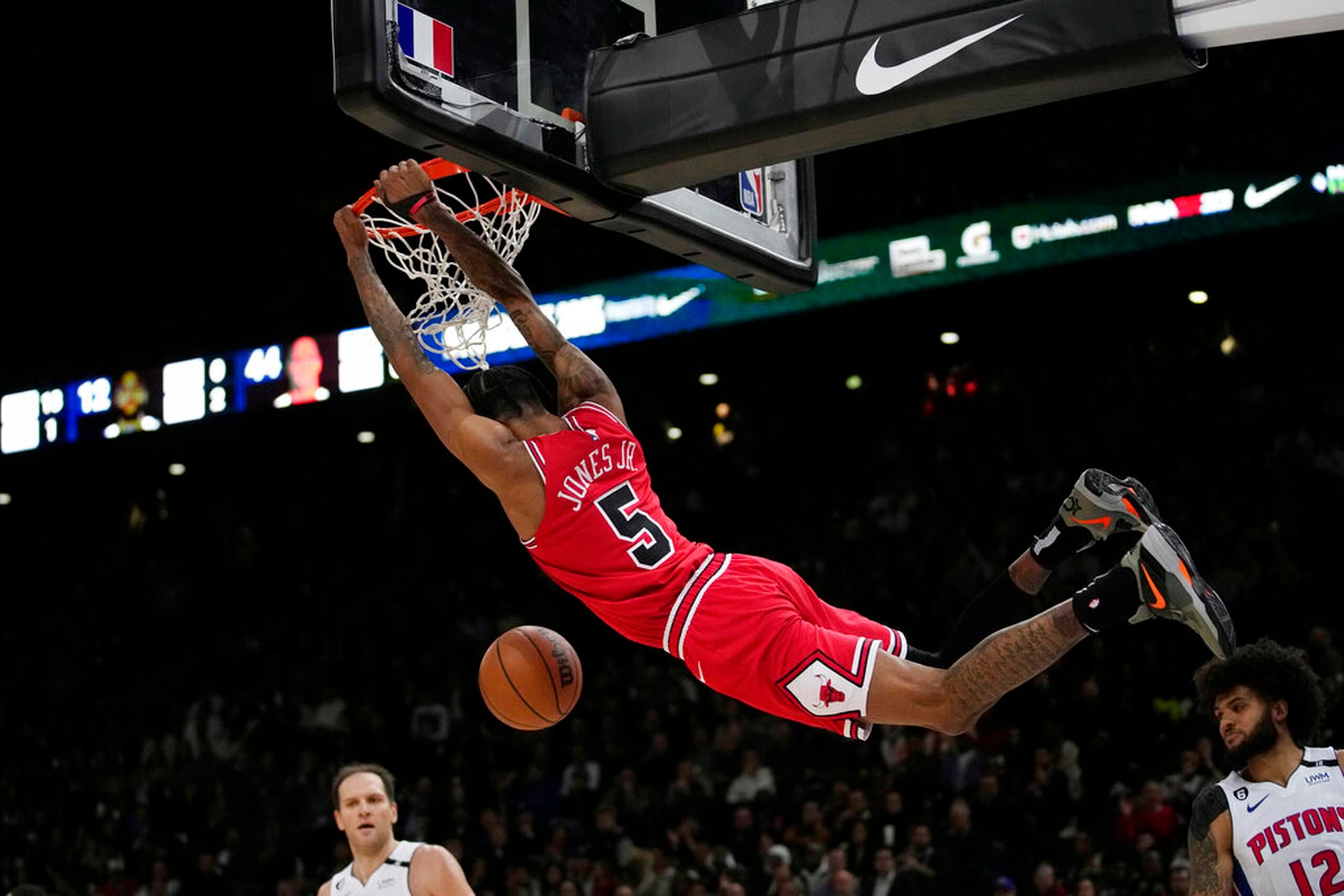 Derrick Jones Jr, de los Bulls de Chicago, dinquea el balón durante el juegos ante Pistons de Detroit.