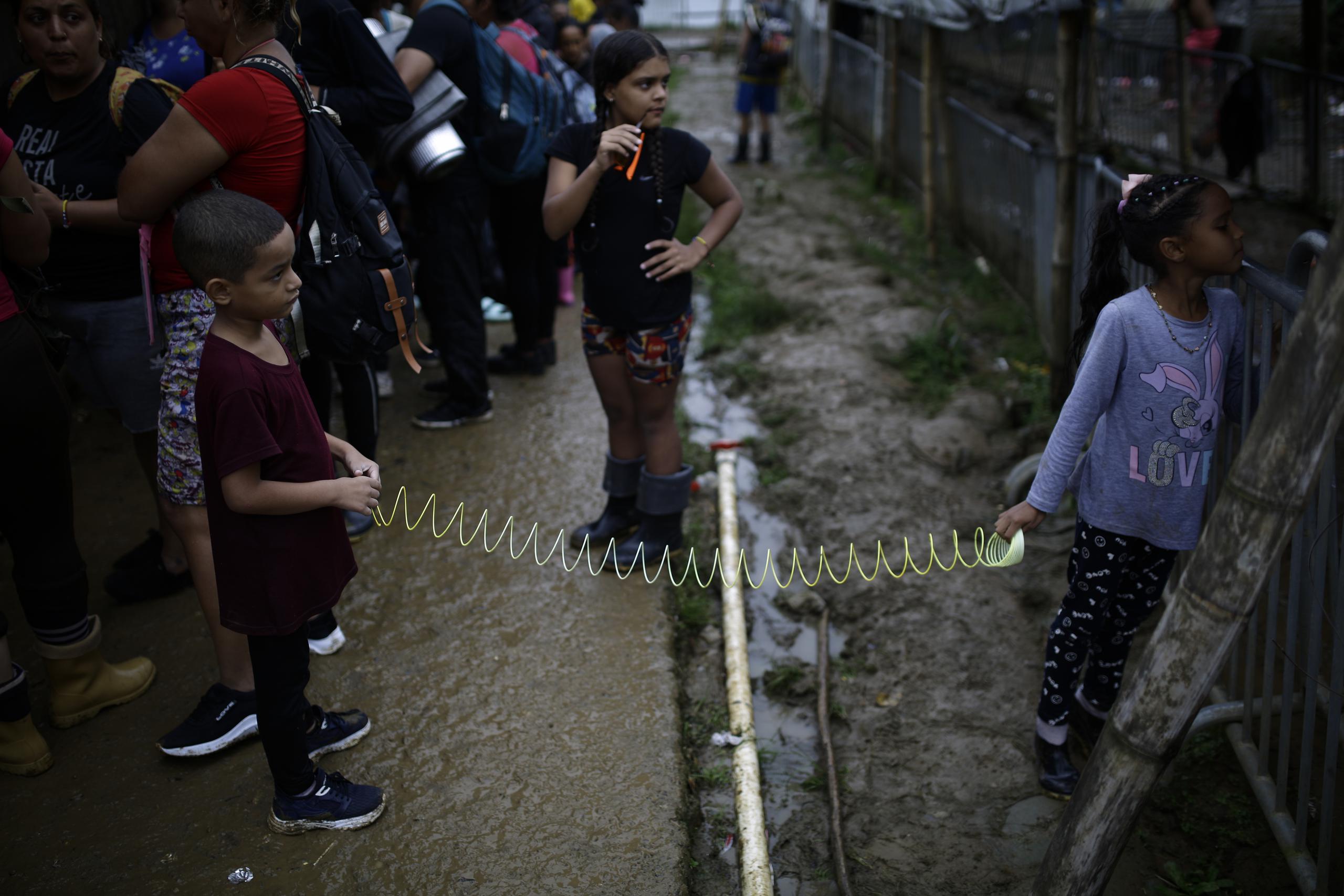 Fotografía de archivo de niños venezolanos que juegan mientras esperan para ser registrados por migración, el 13 de octubre de 2022, en el pueblo de Bajo Chiquito (Panamá). EFE/ Bienvenido Velasco

