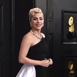 Artistas pisan la alfombra roja de los Grammys 2022