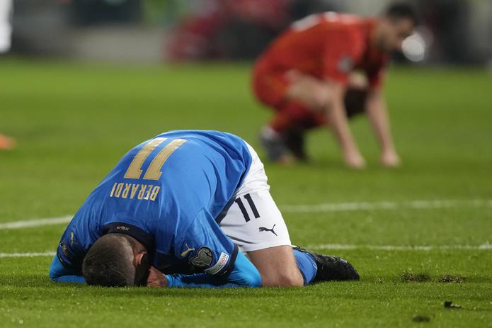 Domenico Berardi, de Italia, se lamenta de rodillas su fallo en una oportunidad de anotar el jueves en el clasificatorio al Mundial ante Macedonia del Norte. Berardi e Italia cayeron 1-0 y se quedaron fuera del Mundial de FIFA Catar 2022.