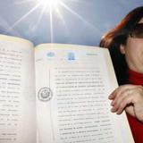 Mujer española asegura ser dueña del sol y quiere cobrarle al mundo por su uso