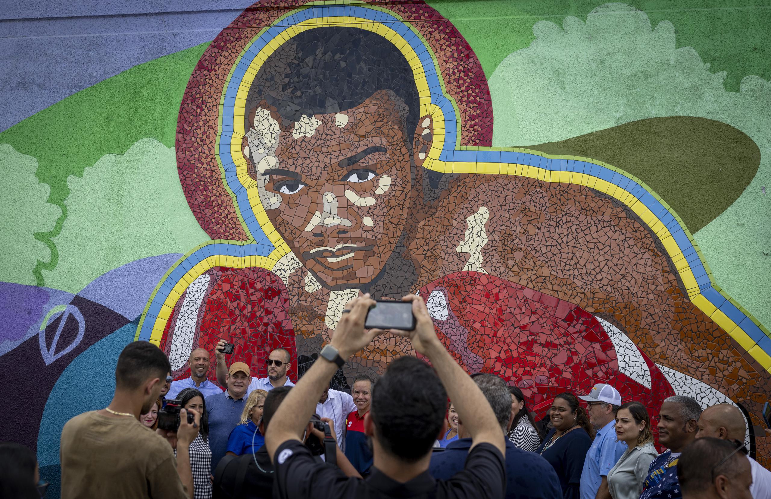 La imagen de un juvenil Félix "Tito" Trinidad en las primeras etapas de su carrera, sirvió para modelar la imagen plasmada en el mosaico. 