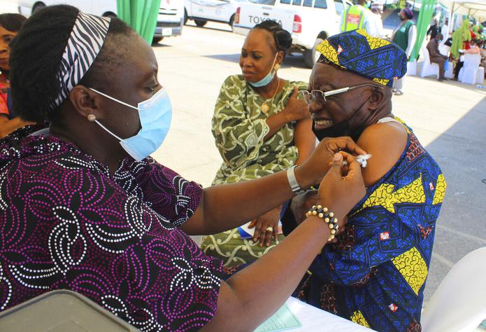Un hombre recibe la vacuna contra el coronavirus de AstraZeneca en Abuja, Nigeria, el 19 de noviembre de 2021.