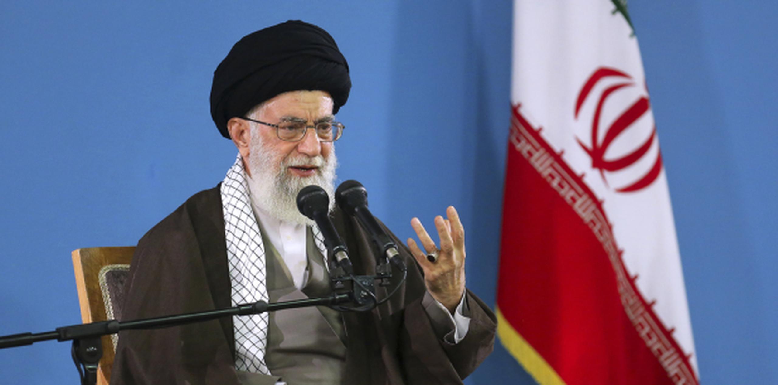 No va en contra del pueblo estadounidense sino contra las políticas estadounidenses, indicó el ayatola Ali Khamenei. (AP)