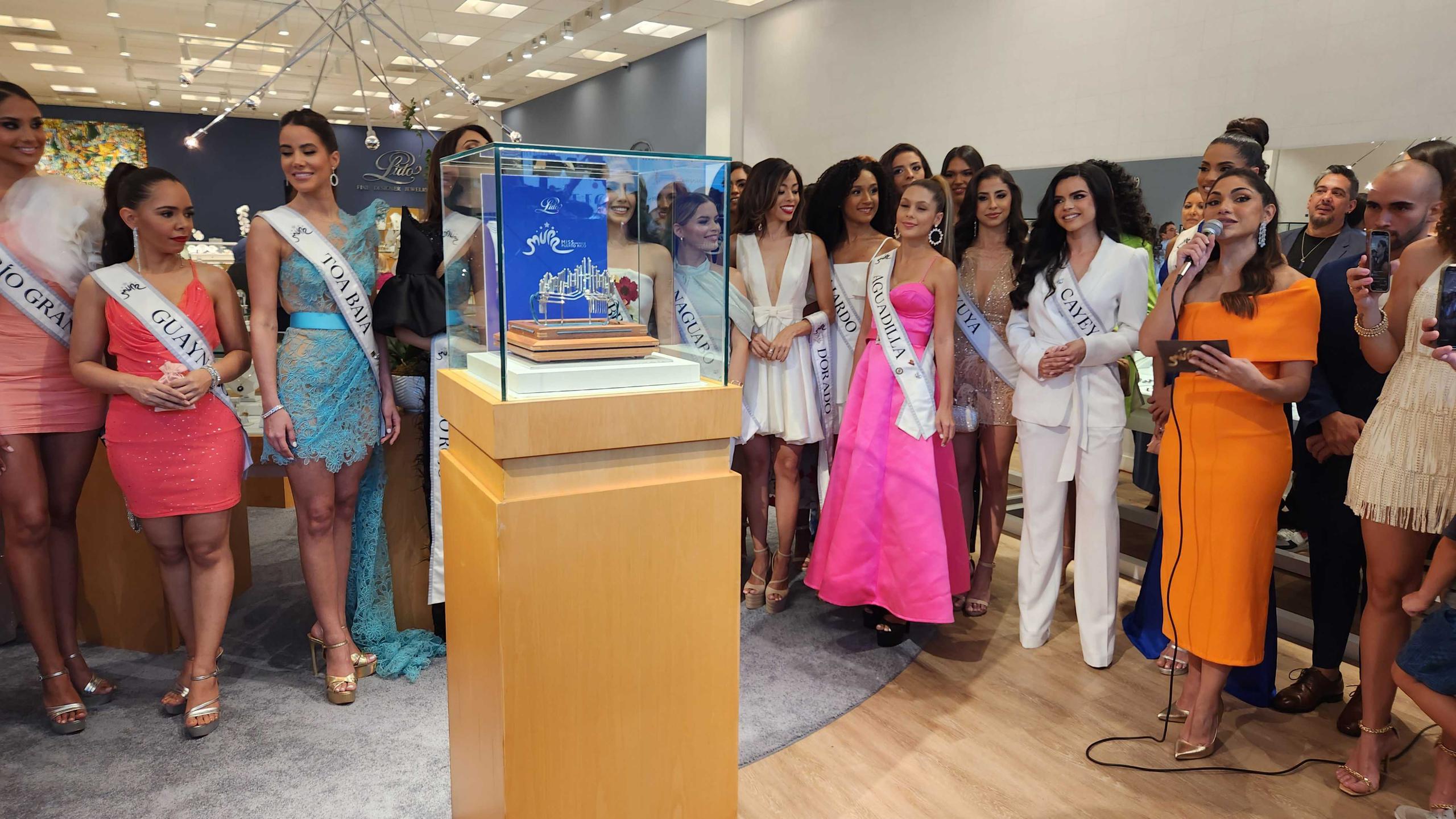 La nueva corona "Evolución" fue presentada en la joyería Lido, en Mall of San Juan.