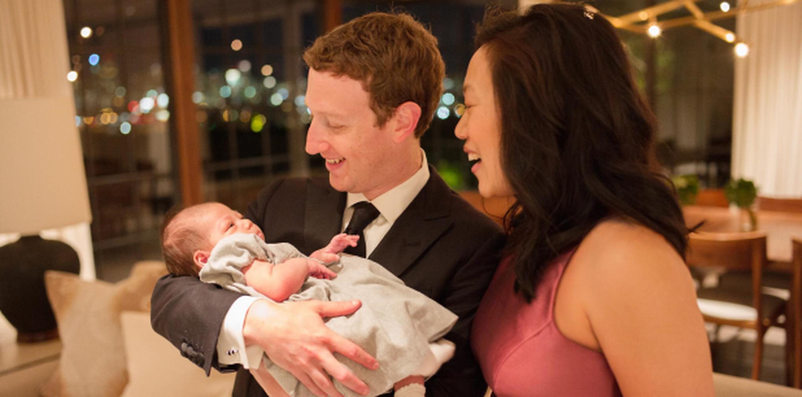 Mark Zuckerberg y Priscilla Chan con su pequeña Max. (Facebook)