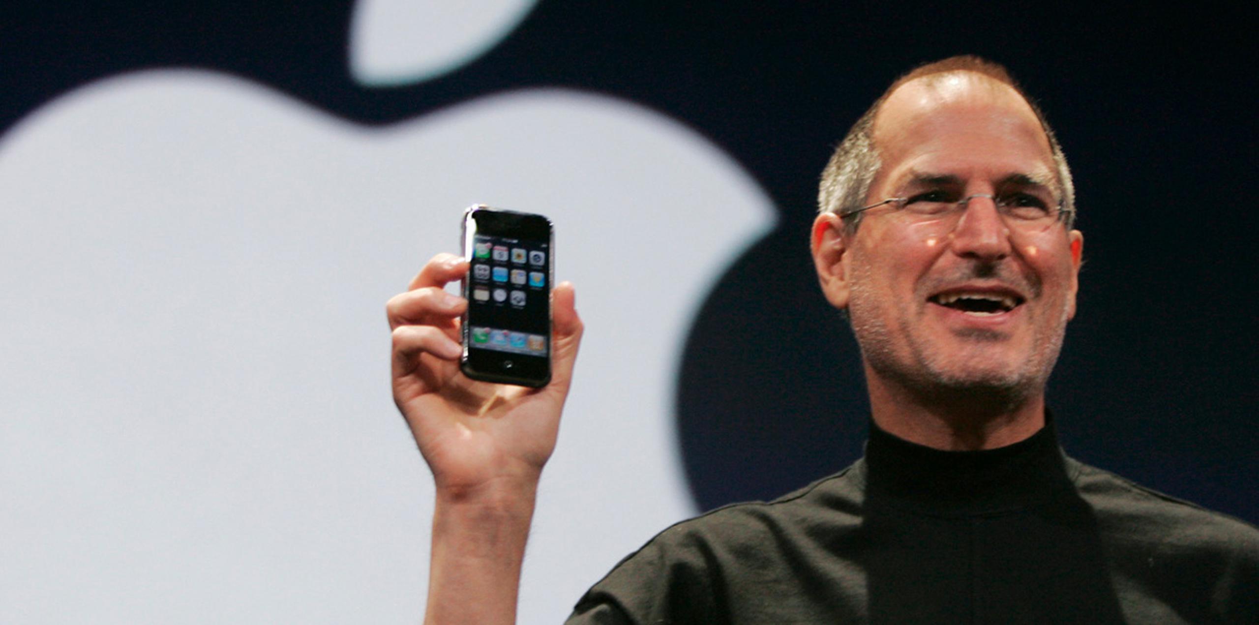 "Hoy vamos a hacer algo de historia. (...) Presentamos tres productos revolucionarios: un iPod con controles táctiles, un teléfono móvil revolucionario y un dispositivo avanzado de conexión a internet. No son tres dispositivos distintos, es uno sólo y lo hemos llamado iPhone", anunciaba el entonces Steve Jobs. (Archivo)