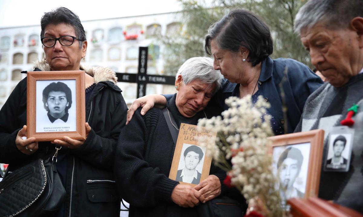 Burying the bodies of the victims of the student massacre in Peru