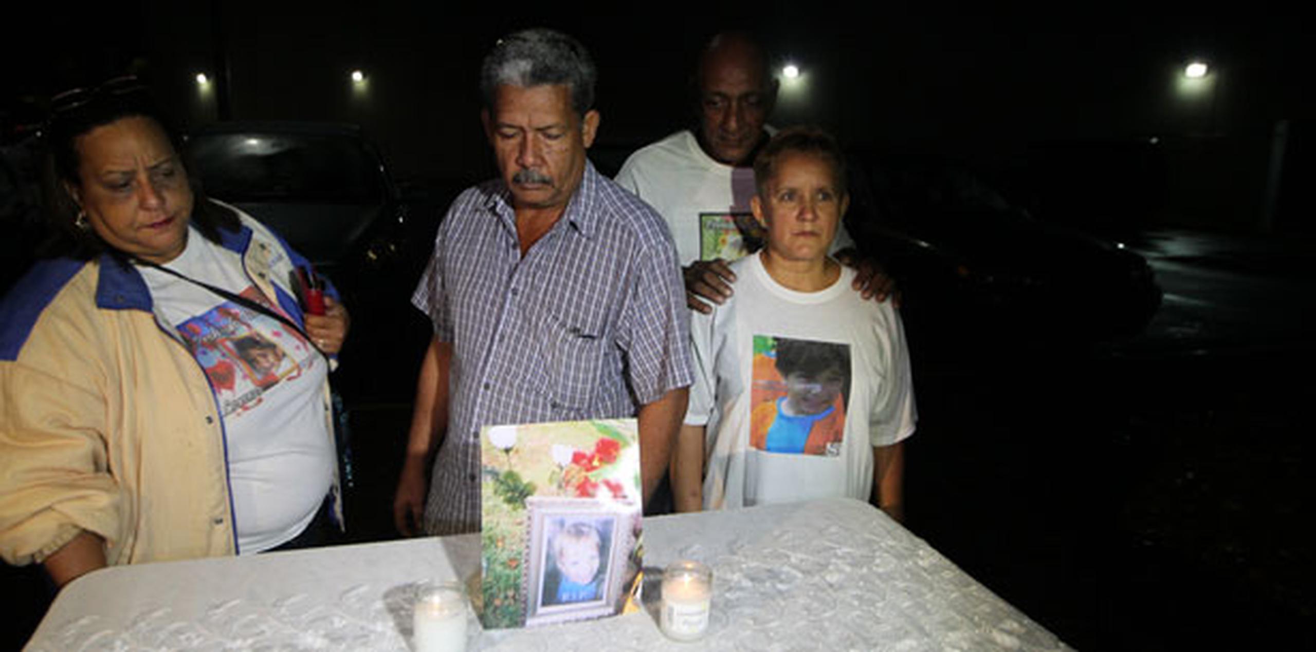 El grupo denominado "Justicia para Lorenzo Ya", integrado por vecinos del pueblo de Dorado, ha realizado los actos de vigilia en cada aniversario desde el triste incidente. (alex.figueroa@gfrmedia.com)
