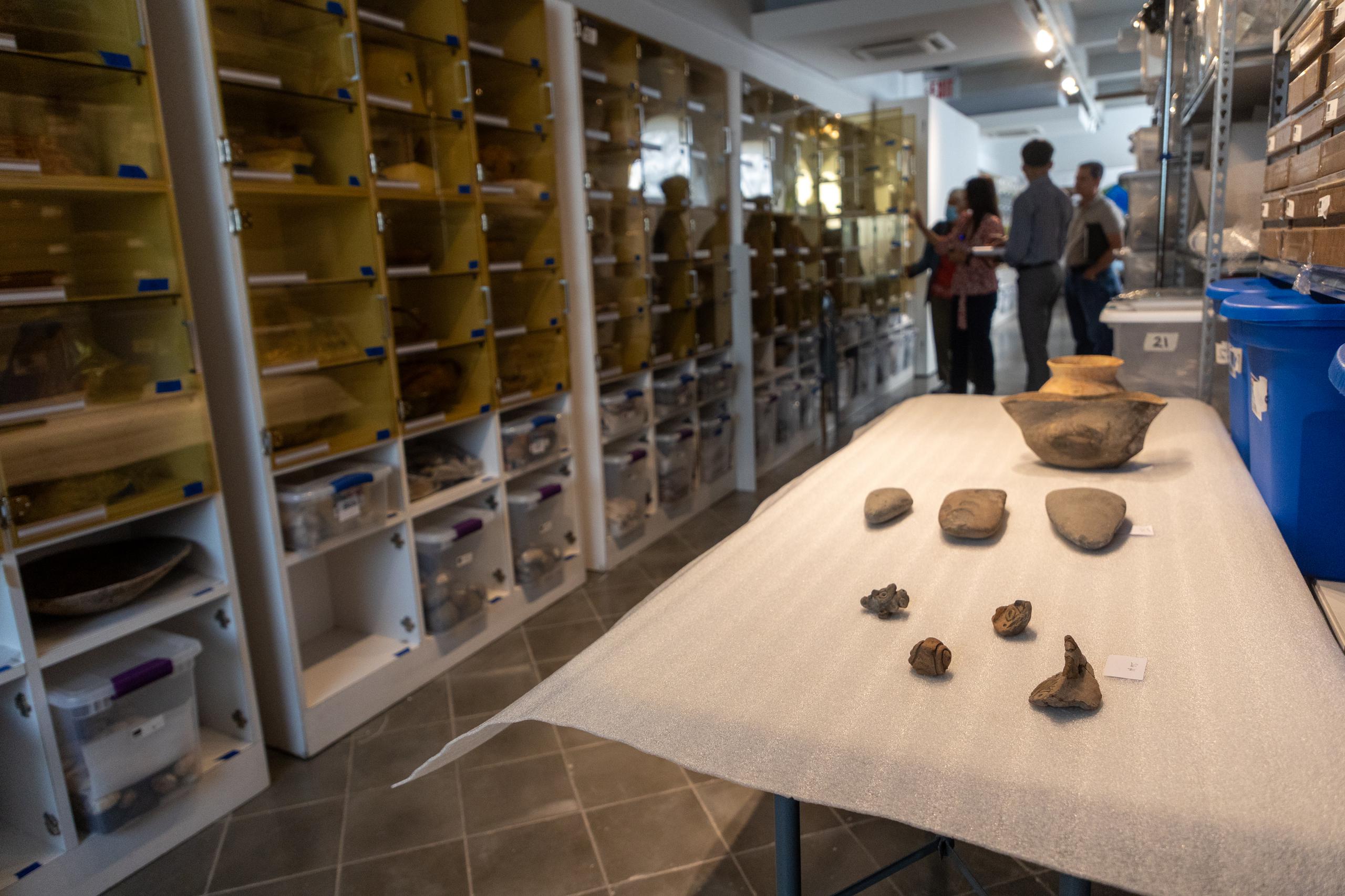 La inmensa colección se encuentra en proceso de organización en un área del sótano del museo.