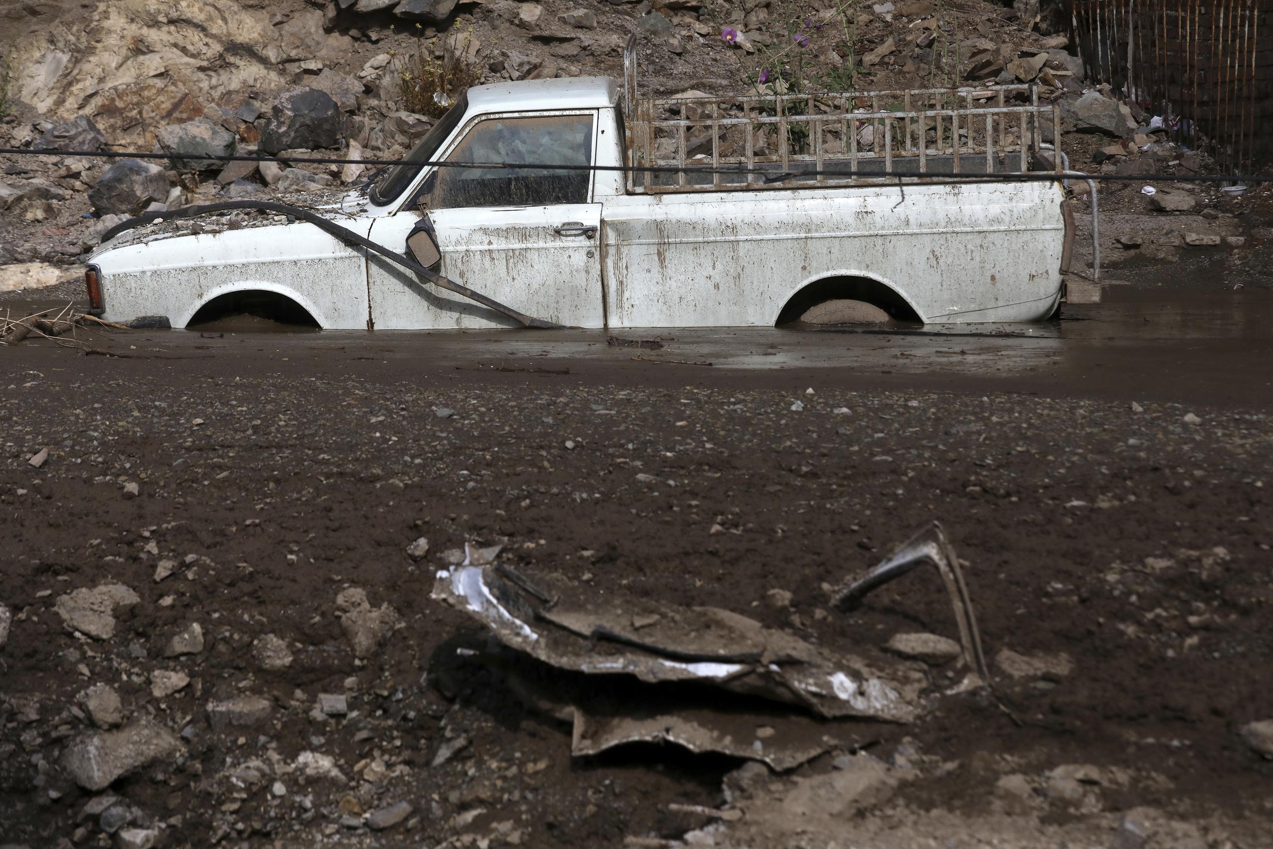 Una camioneta está varada en el lodo luego de una inundación en la aldea de Imamzadeh Davood, en el noroeste de Teherán, Irán, el 28 de julio del 2022.  (AP Foto/Vahid Salemi)