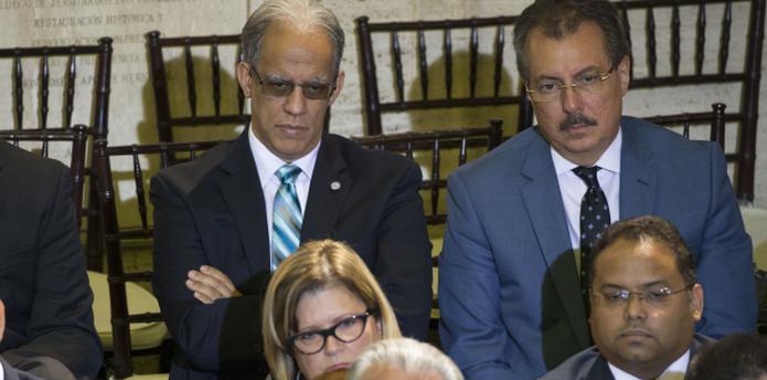 Zaragoza, a la derecha con otros miembros de la Rama Ejecutiva en el mensaje anoche del gobernador, dijo que Hacienda consideraría posponer el inicio del alza del B2B. (tonito.zayas@gfrmedia.com)