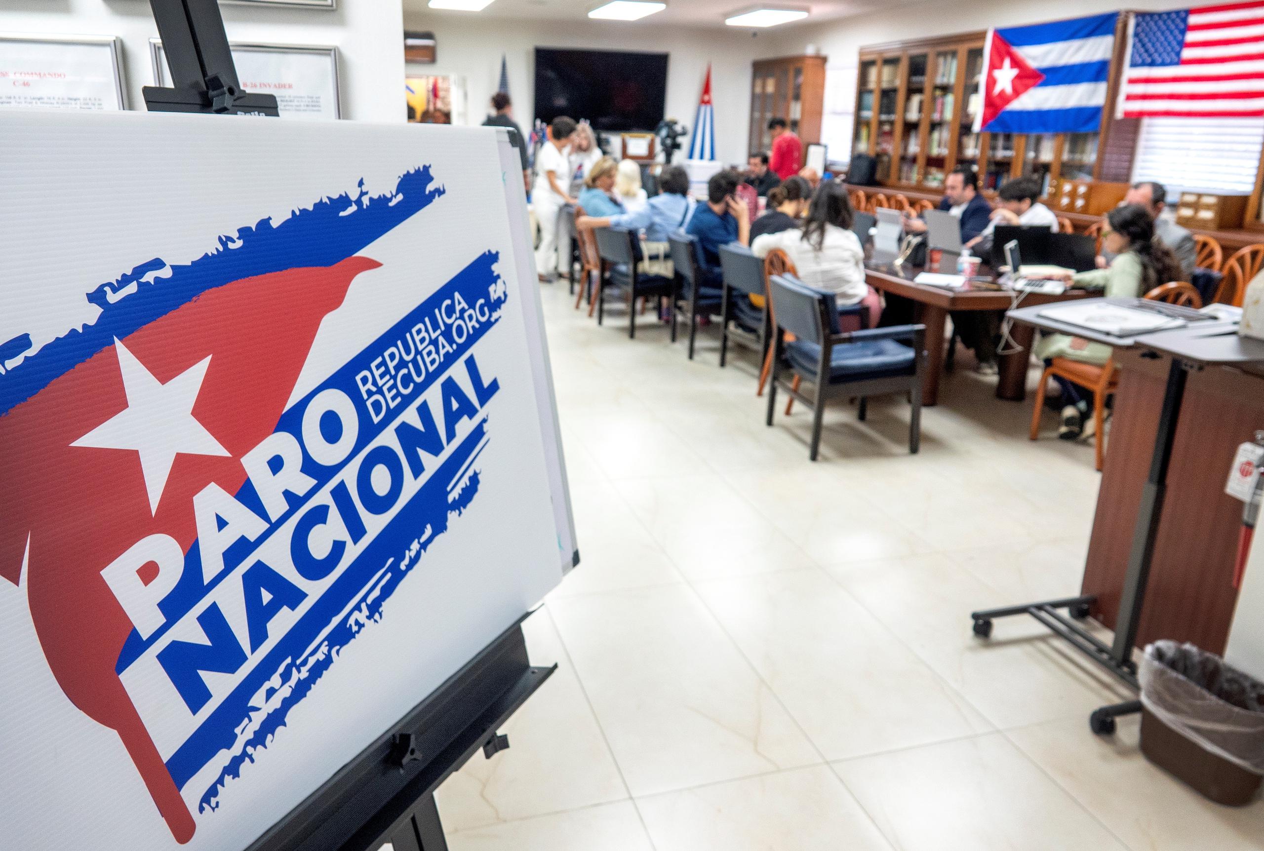 Miembros del exilio cubano y otros activistas están recopilando informes de Cuba en el Centro de Información sobre Cuba, dirigido por la Asamblea de la Resistencia Cubana, en la sede de la Brigada 2506, en Miami, Florida, Estados Unidos, este 15 de noviembre de 2021. EFE/Cristóbal Herrera-Ulashkevich
