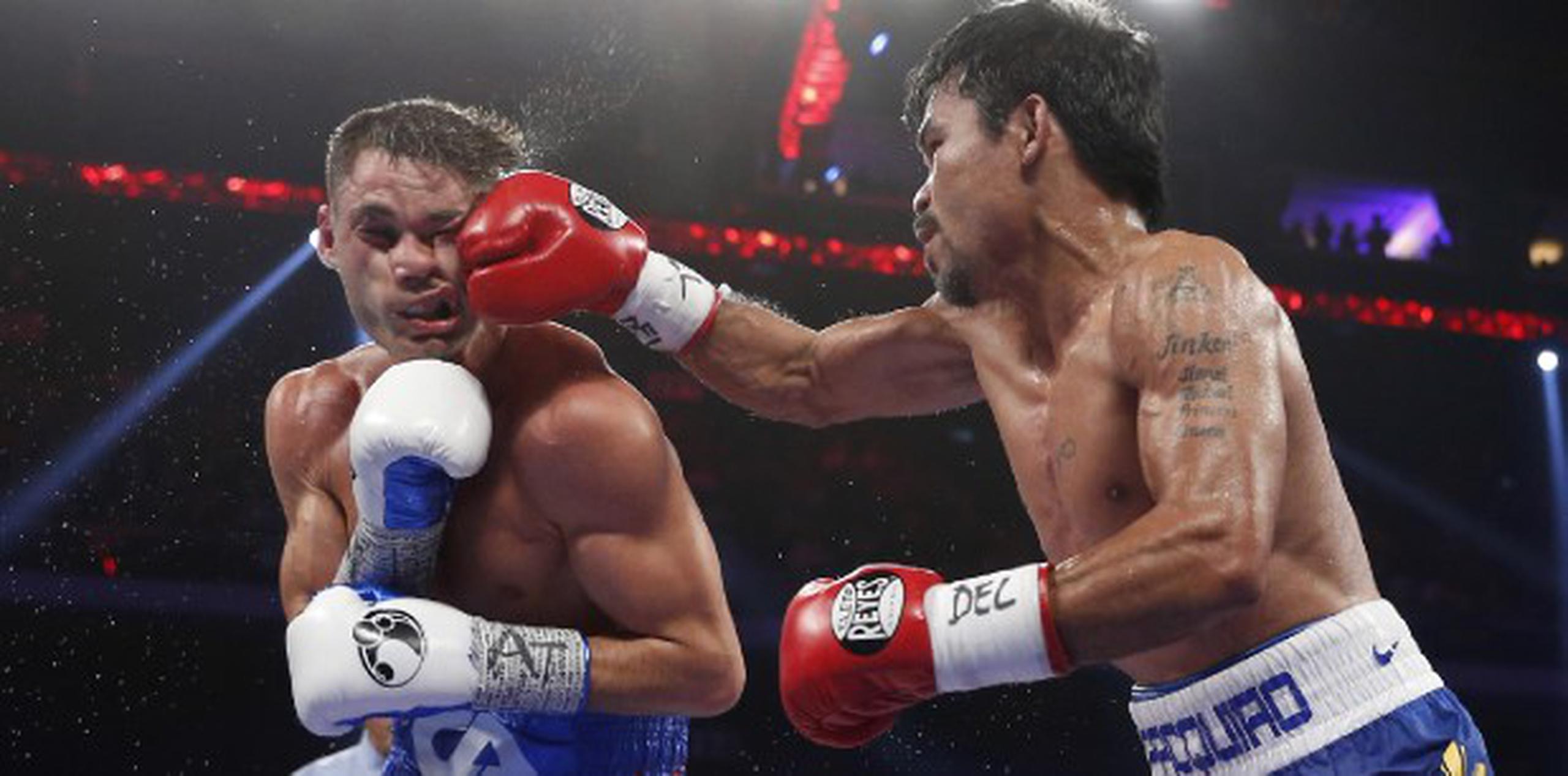 Manny Pacquiao, derecha, le conecta una derecha a Chris Algieri durante su combate titular celebrado en Macao, China. (AP / Kin Cheung)
