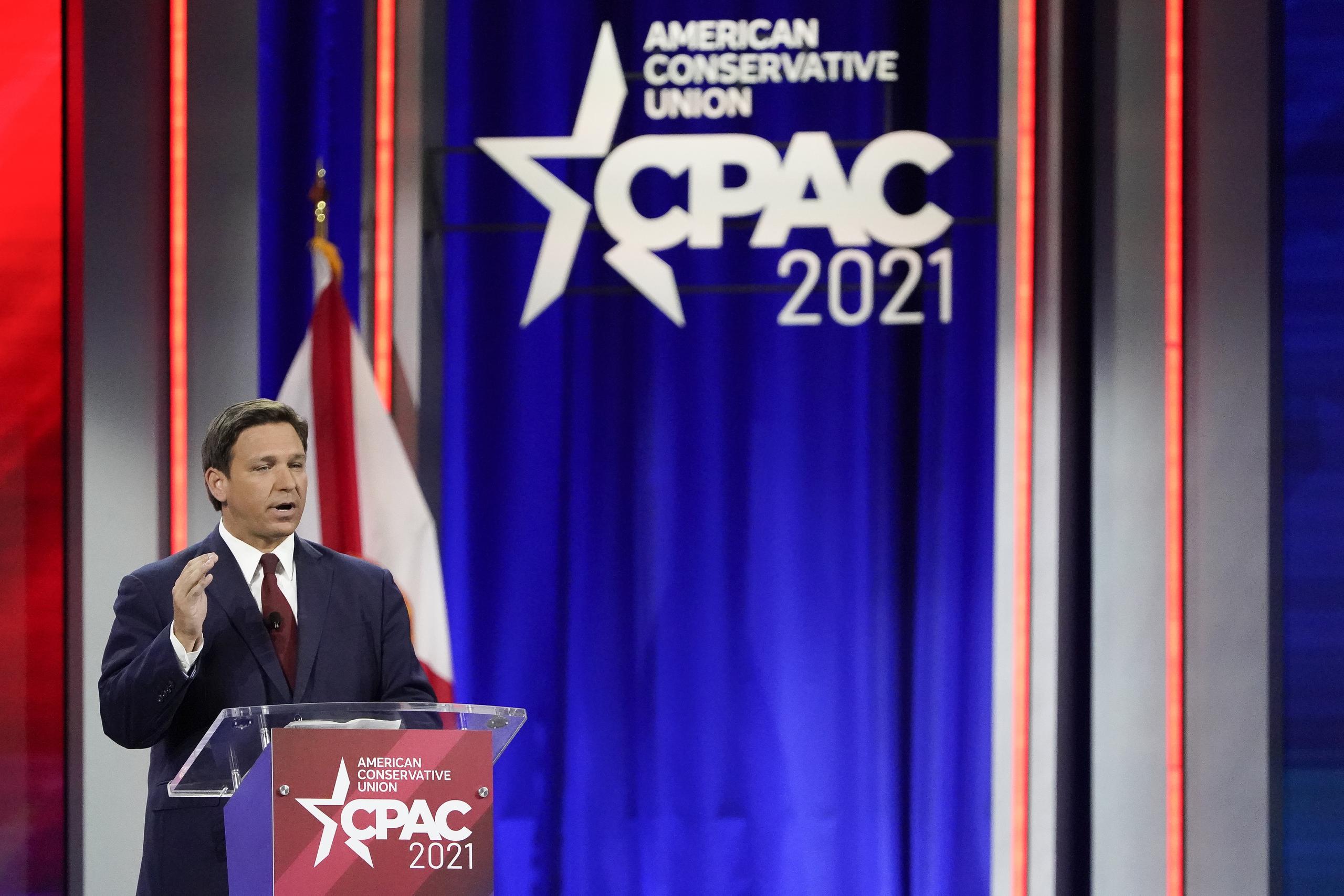 El gobernador de Florida, Ron DeSantis, fue uno de los que habló en apoyo a Trump en la Conferencia Conservadora de Acción Política.