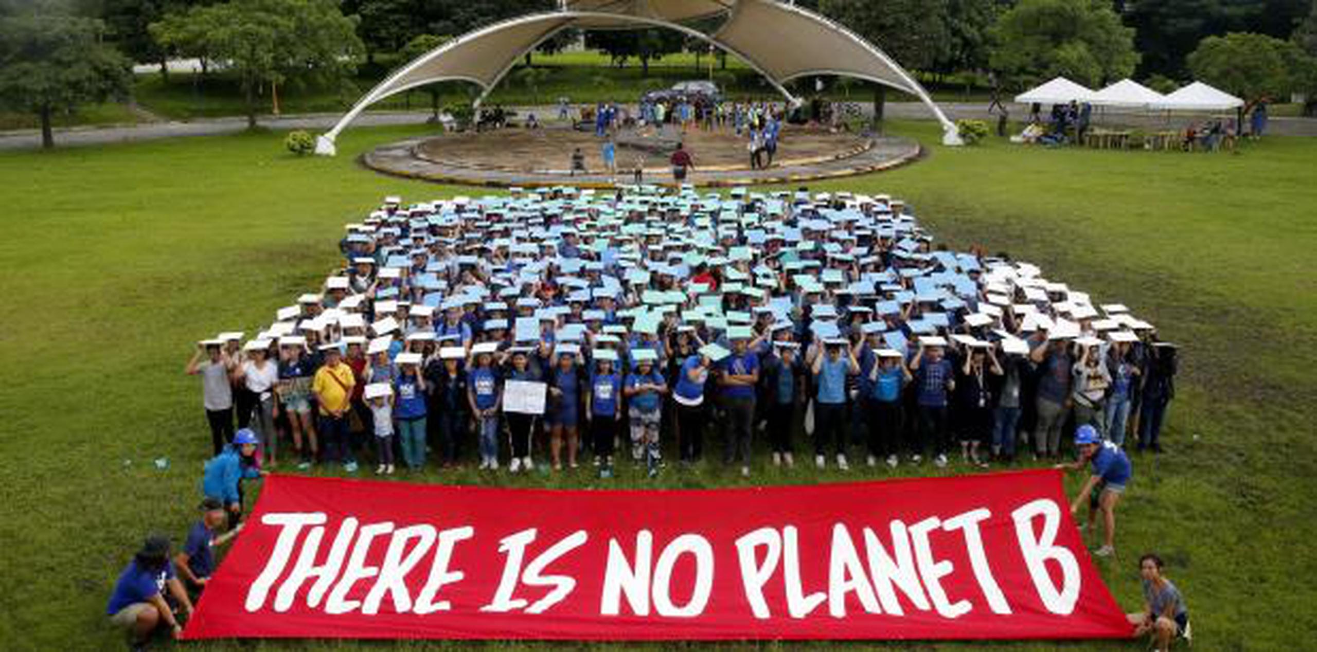 Una de las numerosas manifestaciones alre4dedfor del munfo fue esta en Filipinas, con un gran cartelón que exhibe la advretencia de que no hay un "planeta B". (AP)