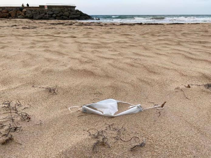 El domingo pasado, El Nuevo Día observó, al menos, tres mascarillas sobre la arena en la playa del Condado.