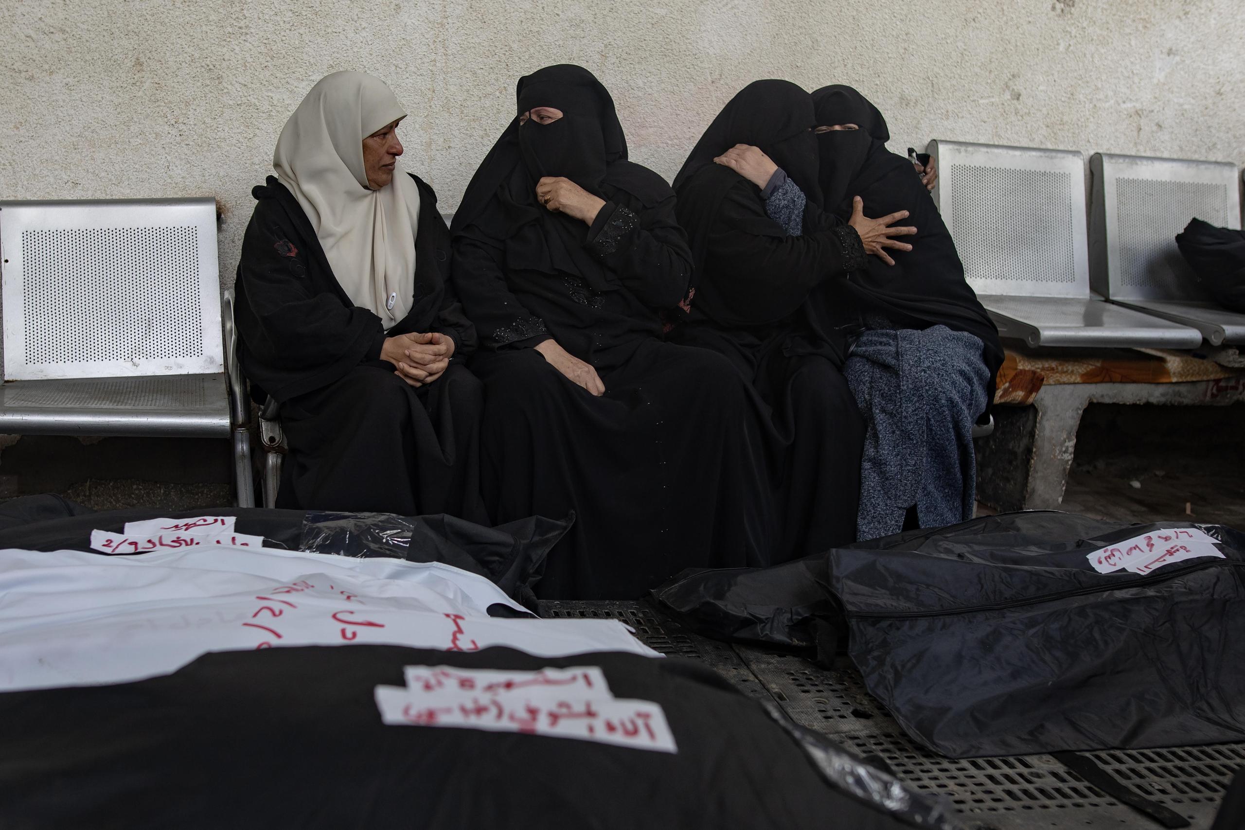 Mujeres palestinas lloran junto a los cuerpos de familiares muertos en un ataque aéreo israelí contra el campo de refugiados de Rafah, en el sur de la Franja de Gaza, el 09 de febrero de 2024. (EFE/EPA/HAITHAM IMAD)
