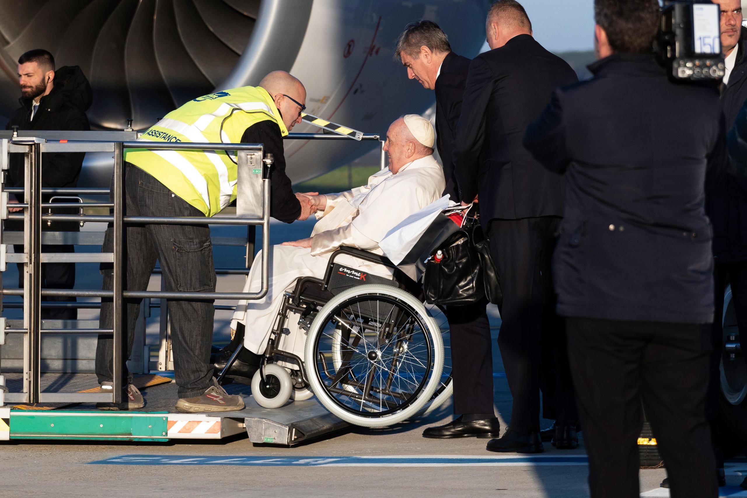 El Papa Francisco, sentado en una silla de ruedas, se prepara para abordar su avión en el aeropuerto de Roma Fiumicino rumbo a la República Democrática del Congo y Sudán del Sur este 31 de enero. EFE/EPA/TELENEWS
