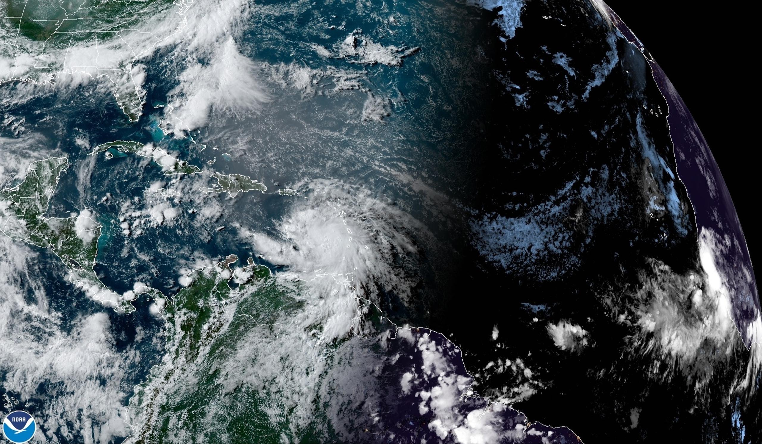 Fotografía cedida por la Oficina Nacional de Administración Oceánica y Atmosférica (NOAA) donde se muestra la localización del huracán Elsa en el Atlántico. EFE/ Noaa-nhc