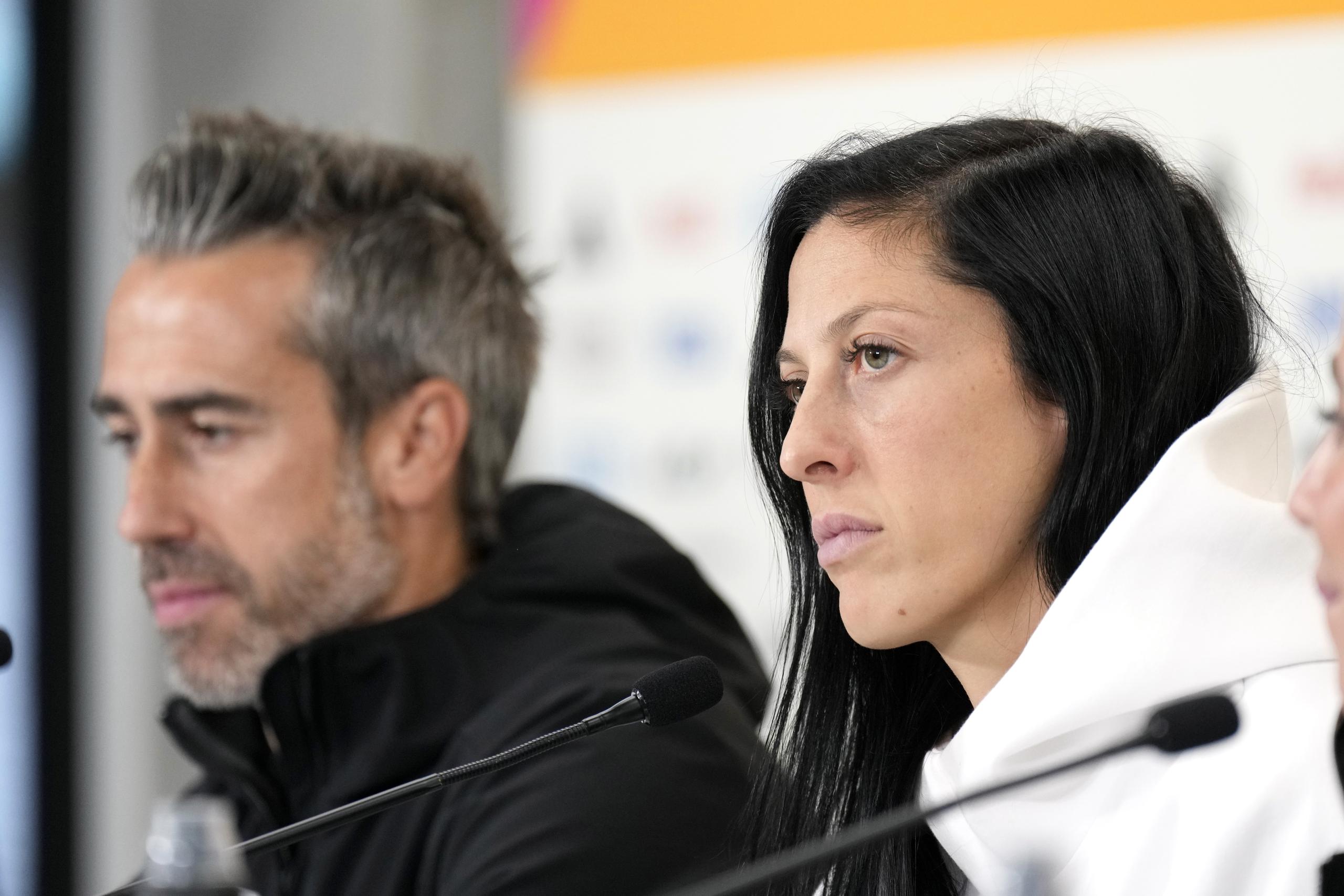 La delantera española Jenni Hermoso (derecha) y el técnico Jorge Vilda aparecen aquí durante una rueda de prensa en el Mundial femenino, el lunes 14 de agosto de 2023.