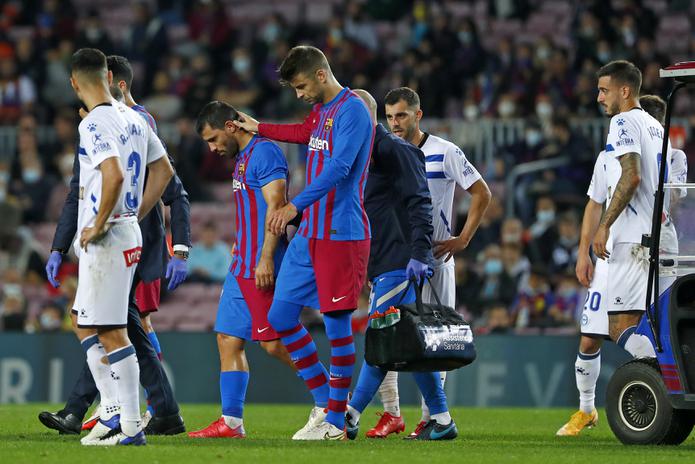 Sergio Agüero (segundo desde la izquierda) se retira desde el campo durante el partido contra el Alavés por la Liga española, el sábado 30 de octubre de 2021. (AP Foto/Joan Monfort)