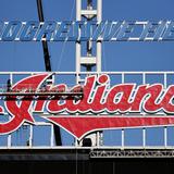 Comienza el desmantelamiento del letrero de los Indians en el estadio de Cleveland
