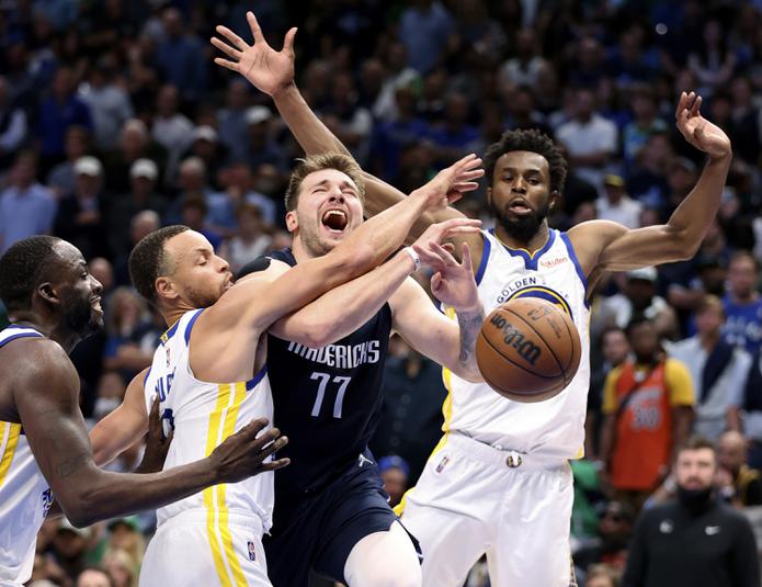 Luka Doncic recibe una falta de parte de Stephen Curry en el juego del domingo. Hasta el momento, la serie ha presentado un total dominio de parte de los Warriors sobre los Mavericks.
