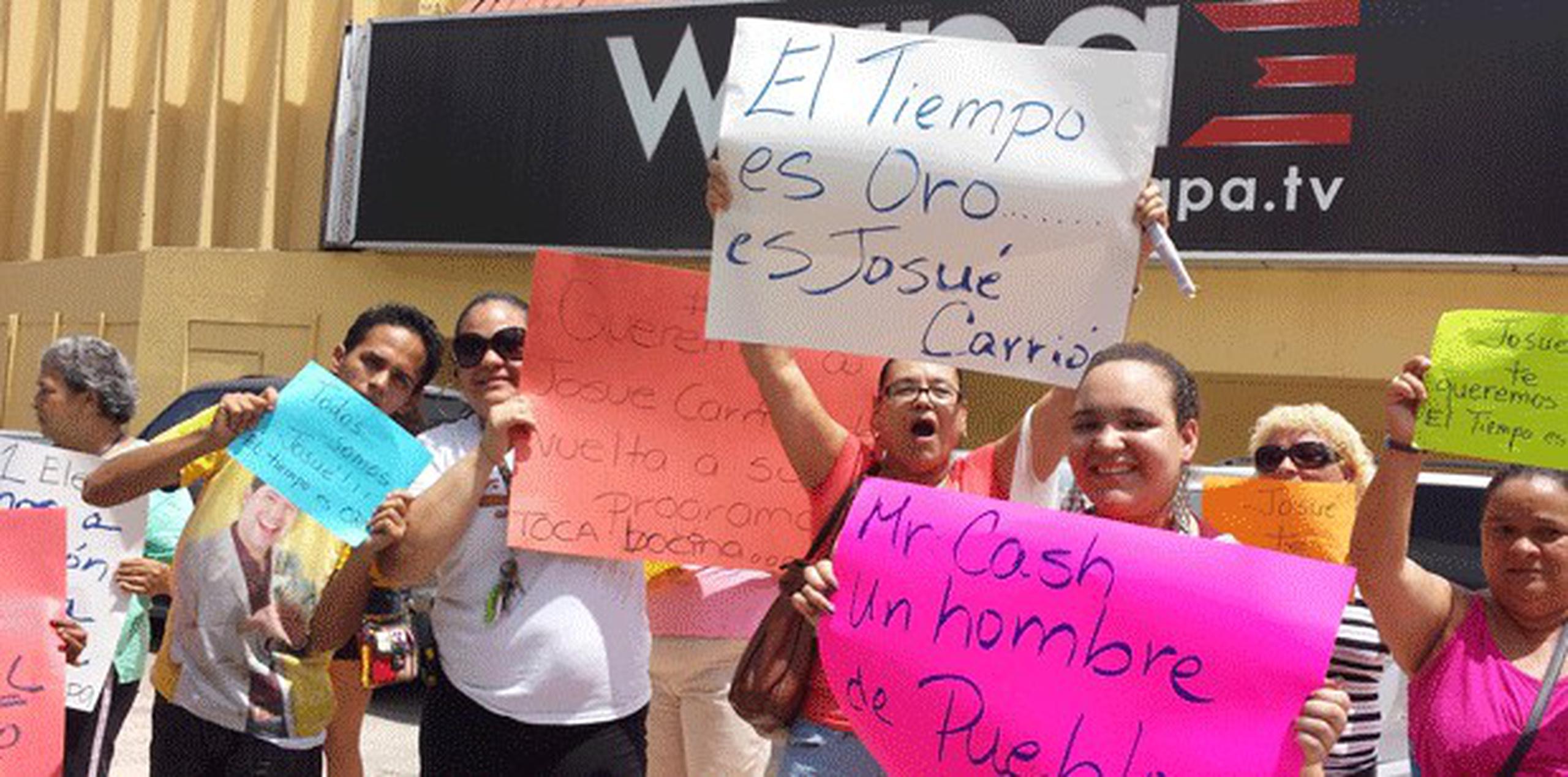 Un pequeño grupo de manifestantes mostró su apoyo a Josué Carrión en las inmediaciones del canal.(ANGEL.RIVERA@GFRMEDIA.COM)