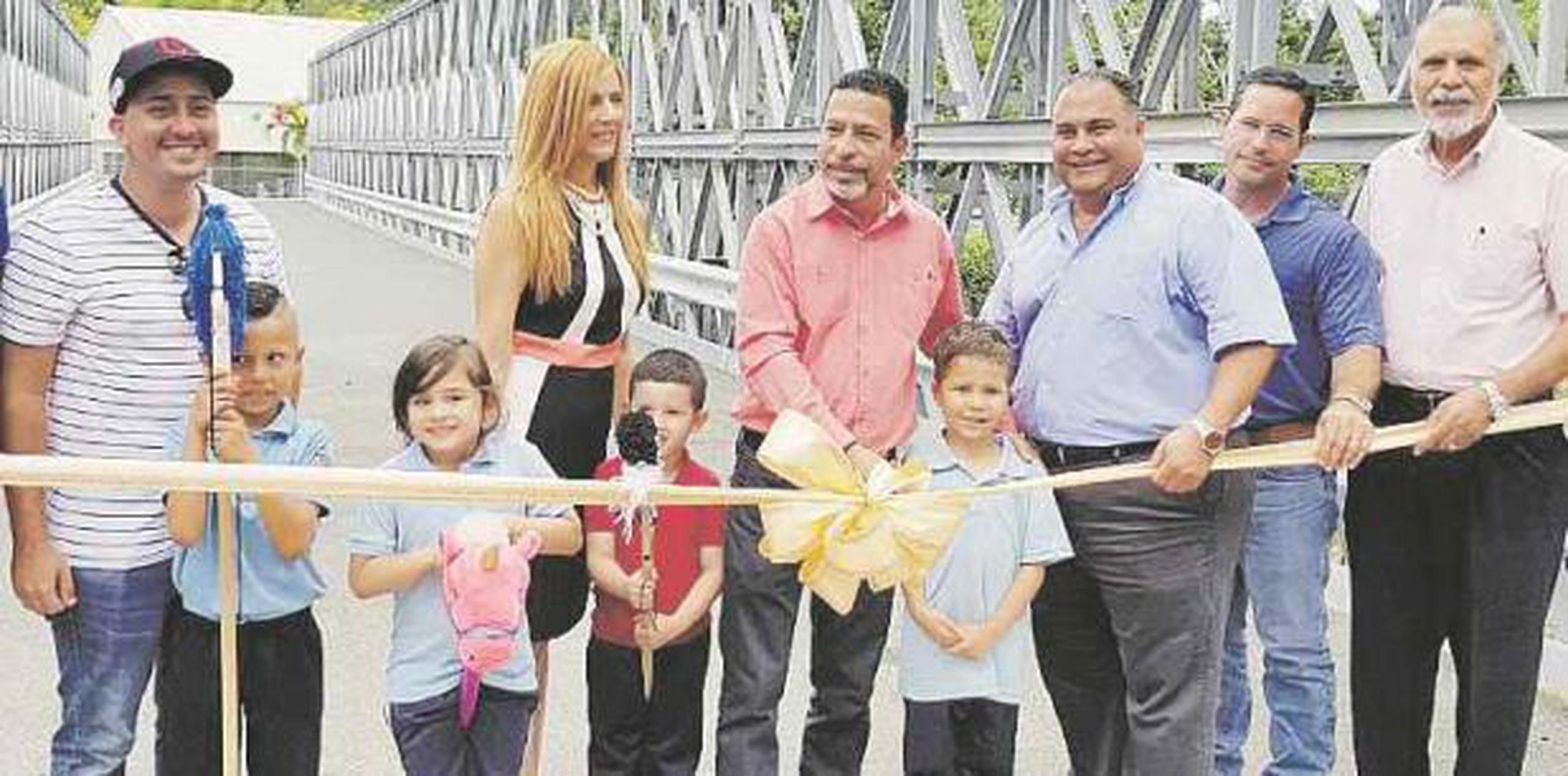 El alcalde de esa ciudad, Isidro Negrón Irizarry, junto a funcionarios estatales y municipales, encabezó la ceremonia de inauguración de la nueva estructura. (Suministrada)