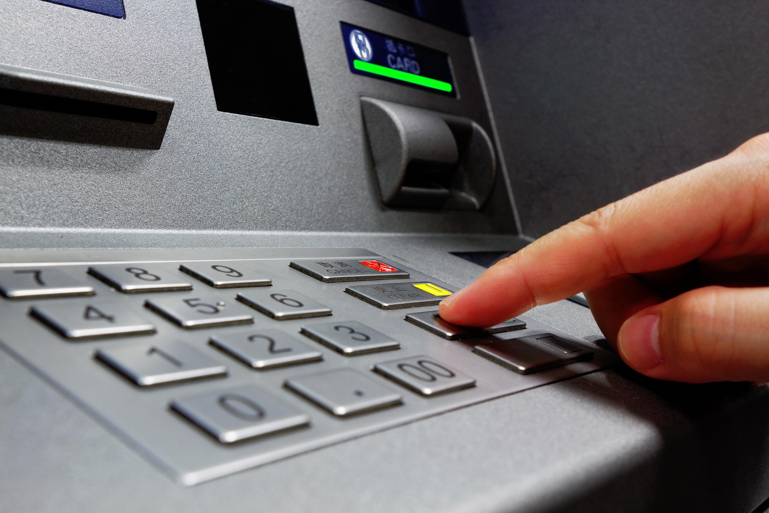 El robo de la máquina de ATM se reportó a las 5:03 a.m. del sábado.