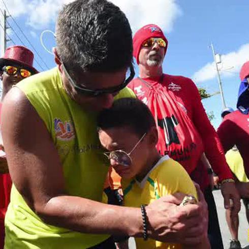 Conmovedor junte: un niño llora en los brazos de Raymond Arrieta