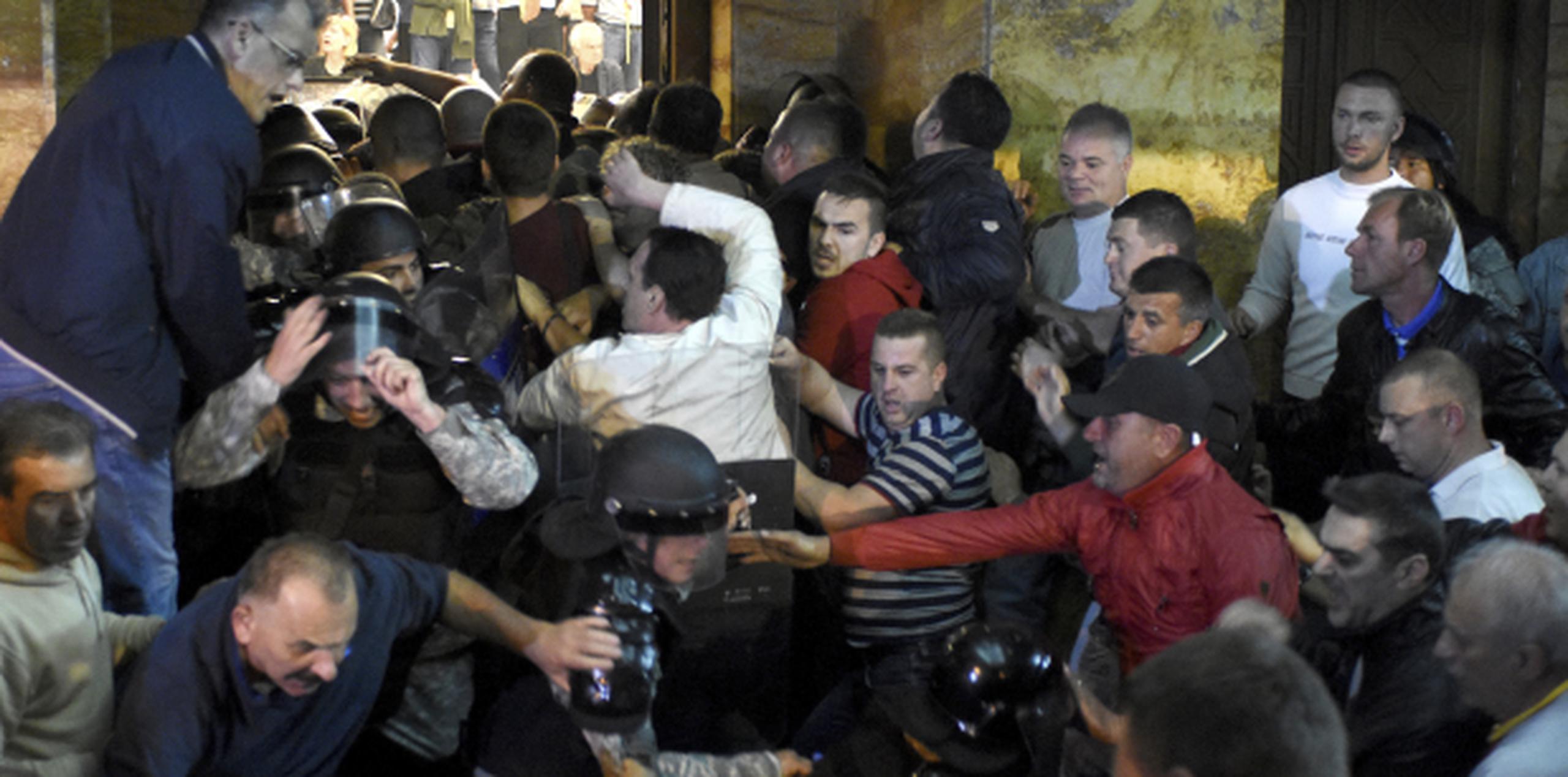 Los manifestantes lograron entrar al Parlamento y comenzaron a agredir a los legisladores. (AP/Dragan Perkovski)
