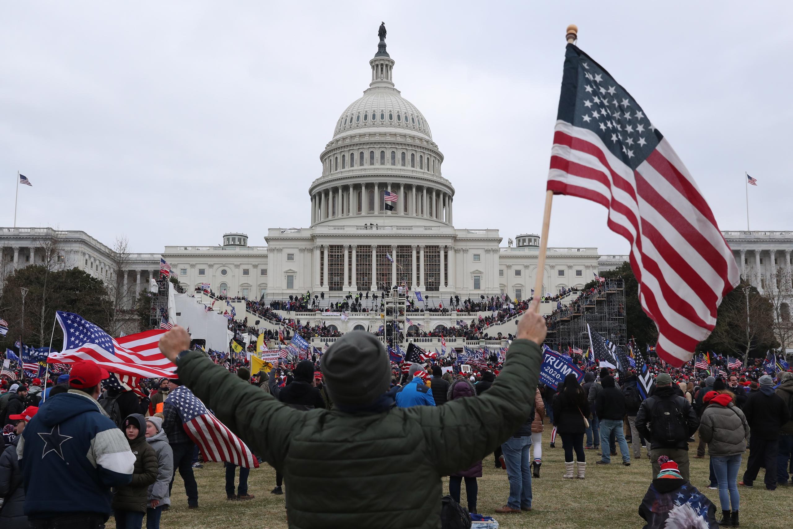 Manifestantes a favor de Donald Trump irrumpen en el Capitolio de los Estados Unidos el 6 de enero de 2021 en Washington.