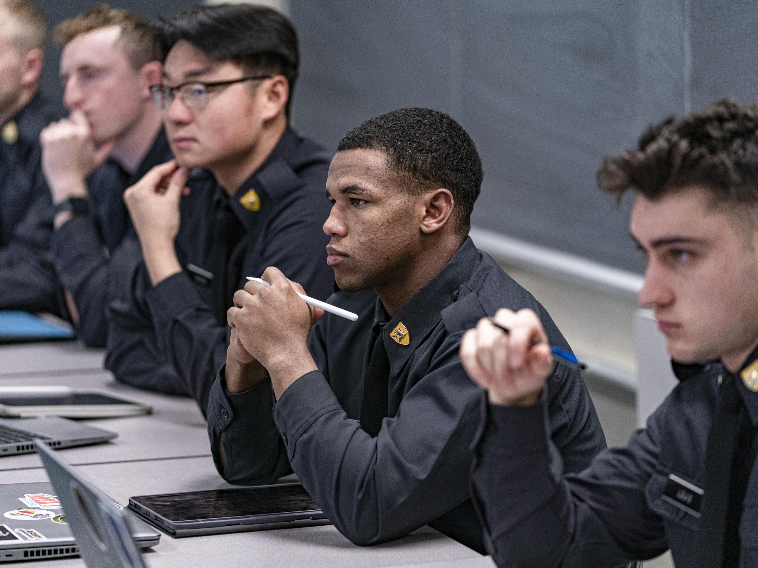 Un grupo de cadetes en una clase sobre política estadounidense en la Academia Militar de West Point, en el estado de Nueva York, el 29 de noviembre de 2023. (Foto AP/Peter K. Afriyie)