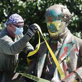 Retiran segunda estatua confederada en Virginia