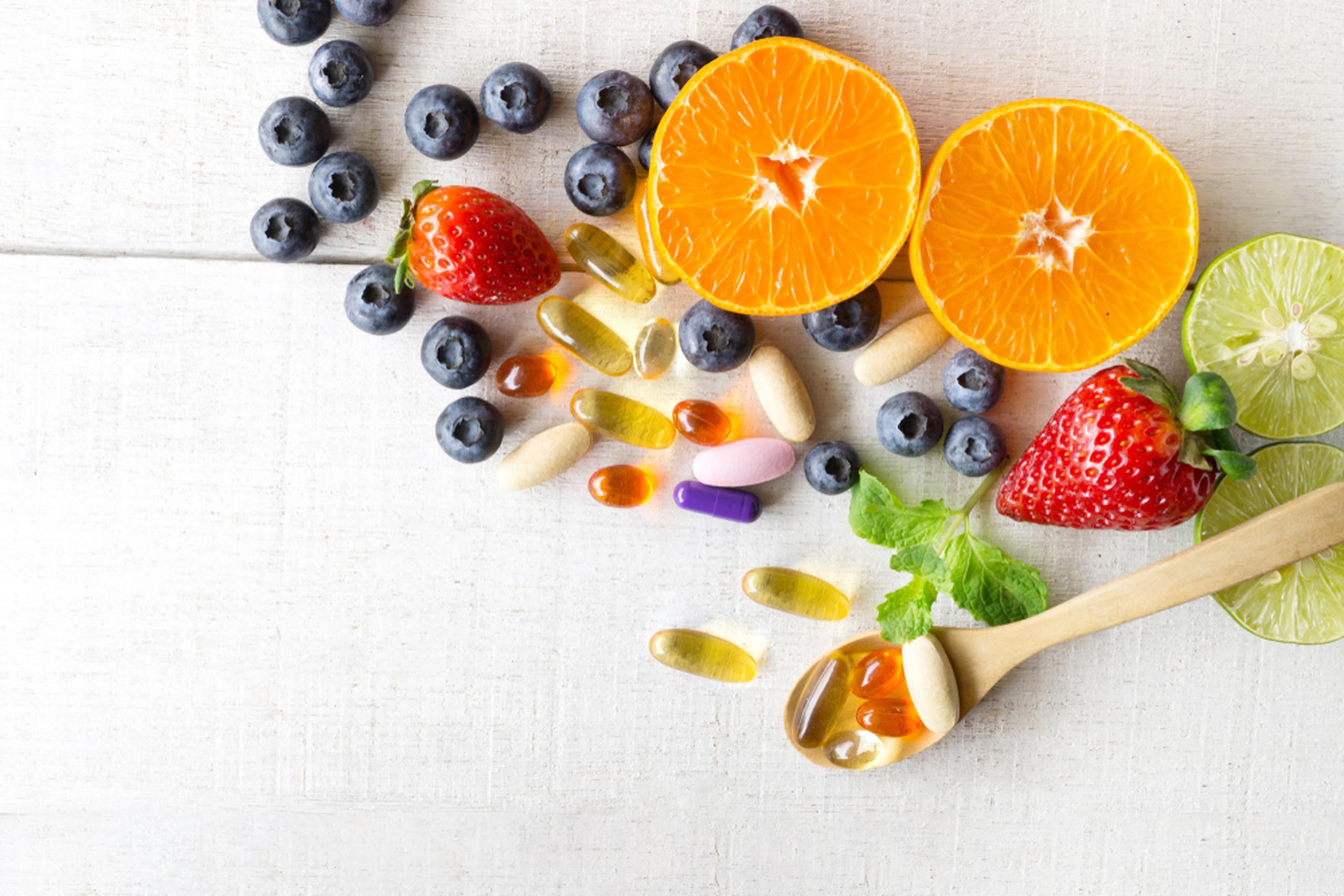 La vitamina A se puede obtener de la leche entera, los quesos, las zanahorias, las verduras y algunas frutas.