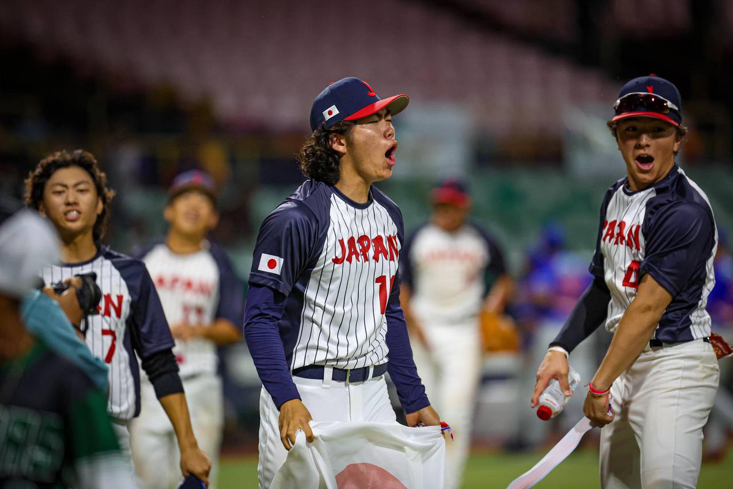 Jugadores de Japón celebran la victoria sobre Puerto Rico en base a diferencia de imparable luego de un partido que finalizó empatado a 4-4 en carreras.